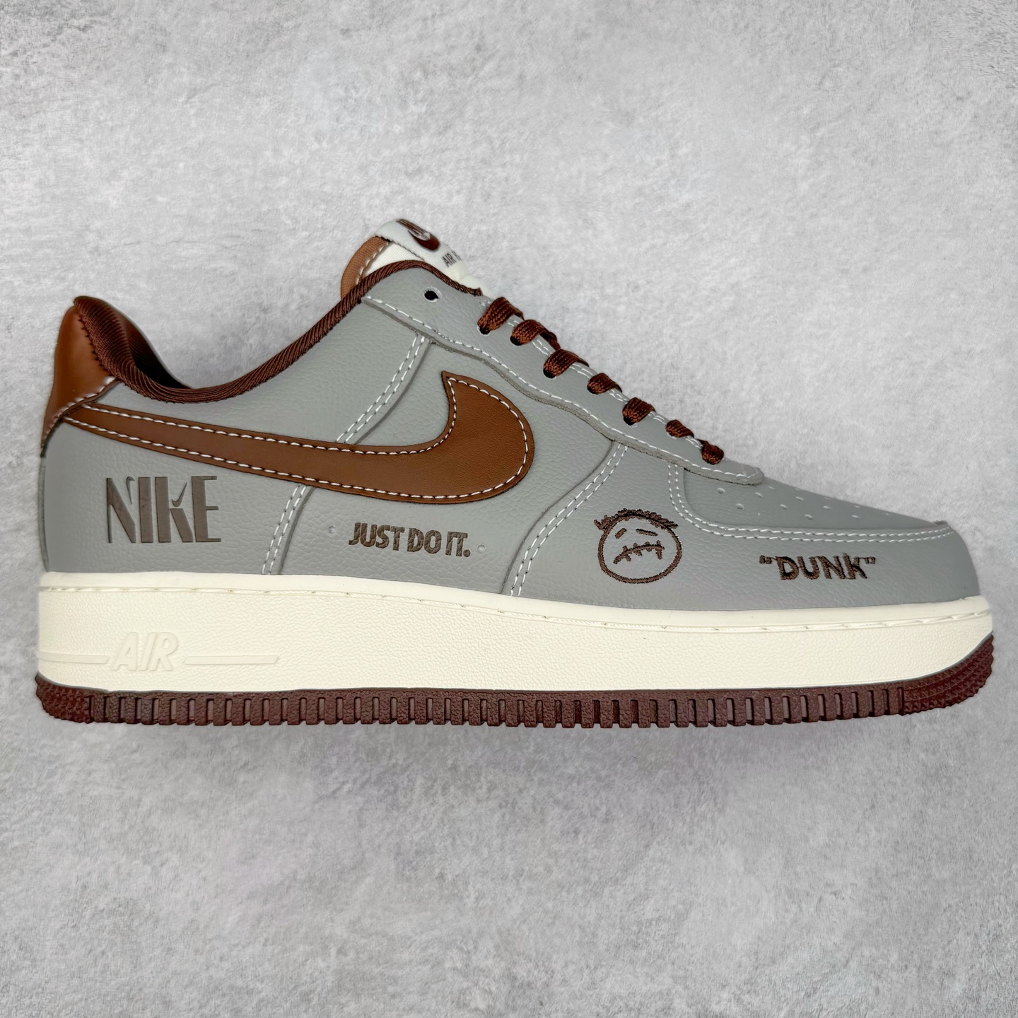 NK Air Force 1´07 Low 空军一号低帮百搭休闲运动板鞋 KK1988-073 柔软、弹性十足的缓震性能和出色的中底设计 横跨复古与现代的外型结合 造就出风靡全球 三十多年的Force 1 直到今天还深受青睐 实拍调校N版已经零色差零失真 百分百还原实物色彩所见即所得 不存在货不对板色差等低级问题 选购参考实物拍摄 不混卖不参货 只用心做好货严格选品 承诺混一赔十 尺码：36 36.5 37.5 38 38.5 39 40 40.5 41 42 42.5 43 44 44.5 45-选品中心