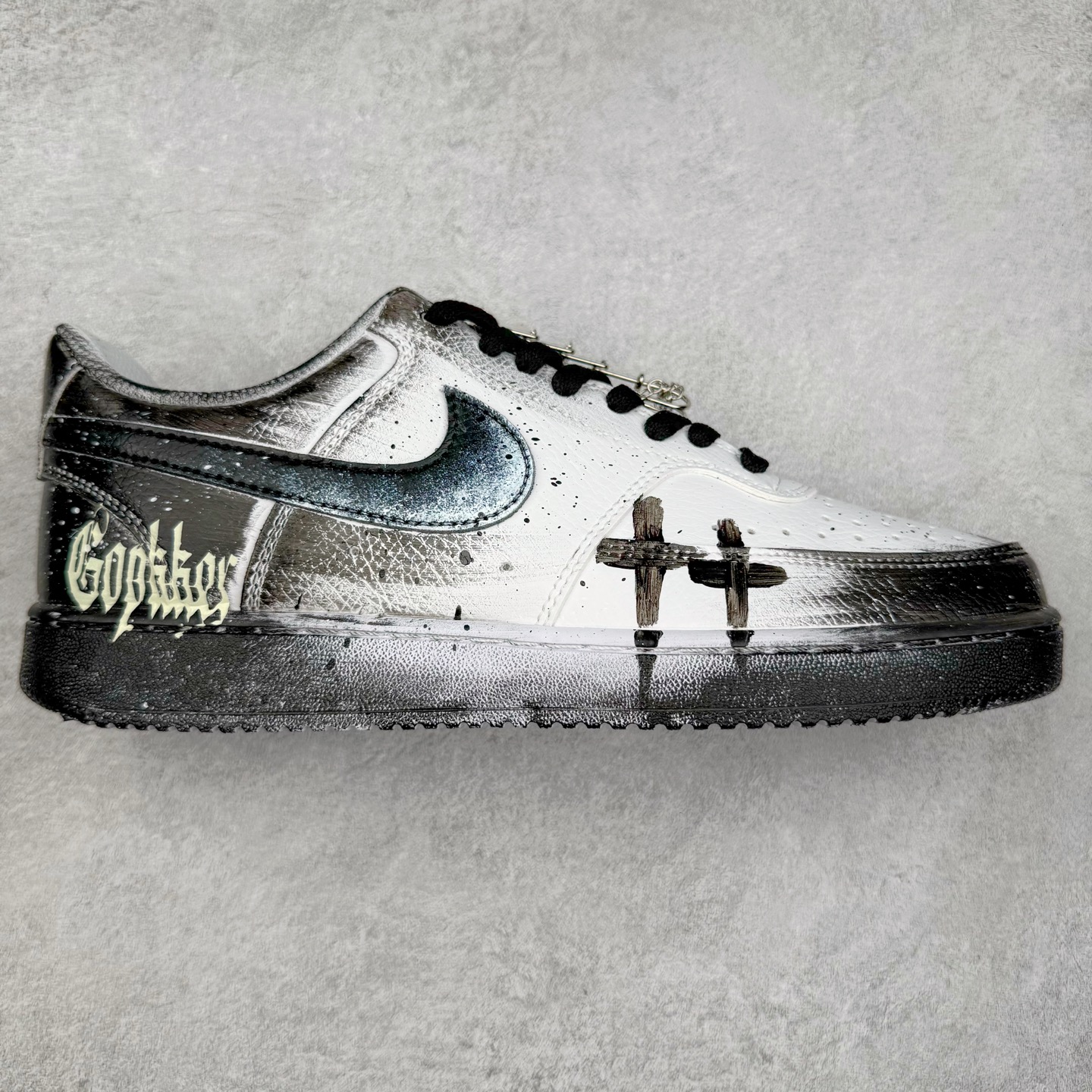 NK Court Vision 1 Low“幻影十字架” 手绘涂鸦定制板鞋 幻影十字架常作为一种印花图案出现，具有独特的视觉效果。将幻影十字架与梵文、马蹄等元素结合，运用丝网印花等工艺，打造出极具潮流感的服装单品，深受追求个性与时尚的人群喜爱 货号：DH2987-099 尺码：36 36.5 37.5 38 38.5 39 40 40.5 41 42 42.5 43 44 44.5 45-选品中心