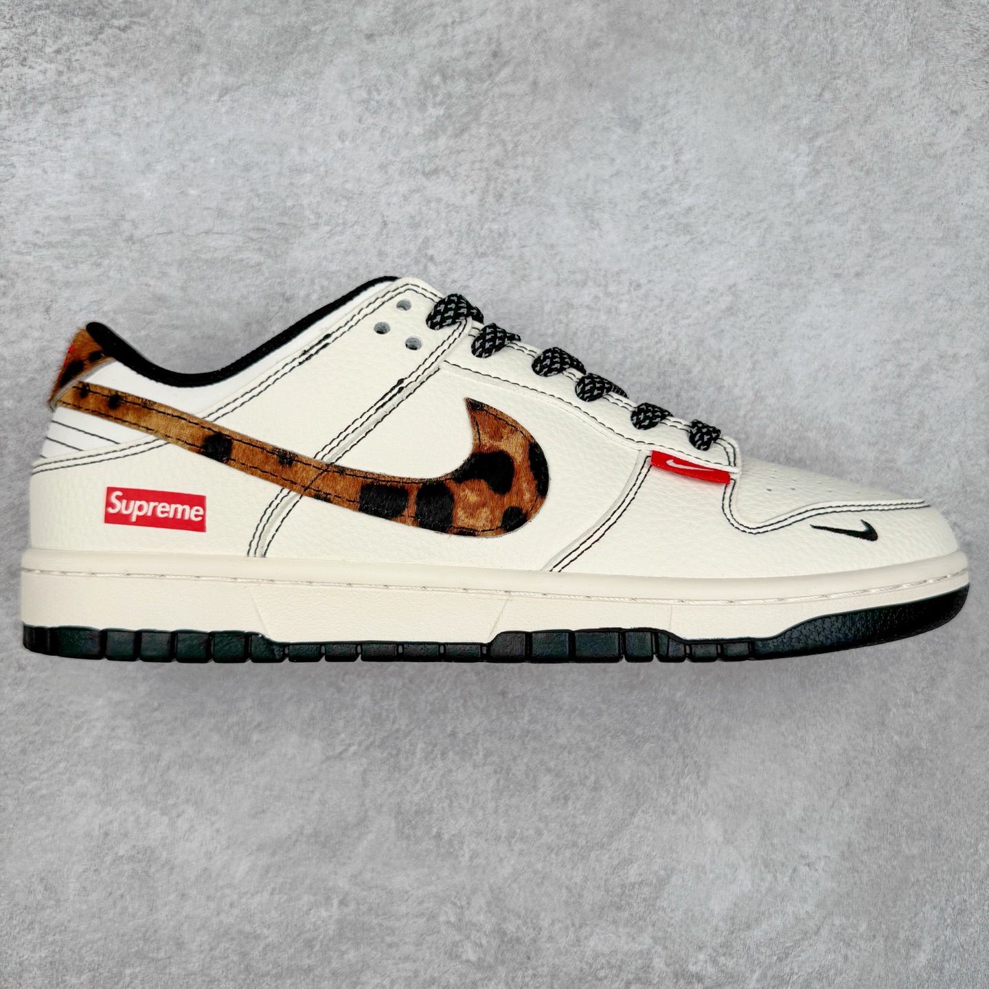 NK Dunk Low 定制配色 ZH2598-269 大厂出品 极力推荐 原装头层材料 独家版型蒸餾加工帶來的是更好的视觉和脚感体验大厂纯原品质出货 清洁度 电绣工艺 皮料切割干净无任何毛边 细节完美 实拍调校N版已经零色差零失真 百分百还原实物色彩所见即所得 不存在货不对板色差等低级问题 选购参考实物拍摄 不混卖不参货 只用心做好货严格选品 承诺混一赔十 尺码：36 36.5 37.5 38 38.5 39 40 40.5 41 42 42.5 43 44 44.5 45-选品中心