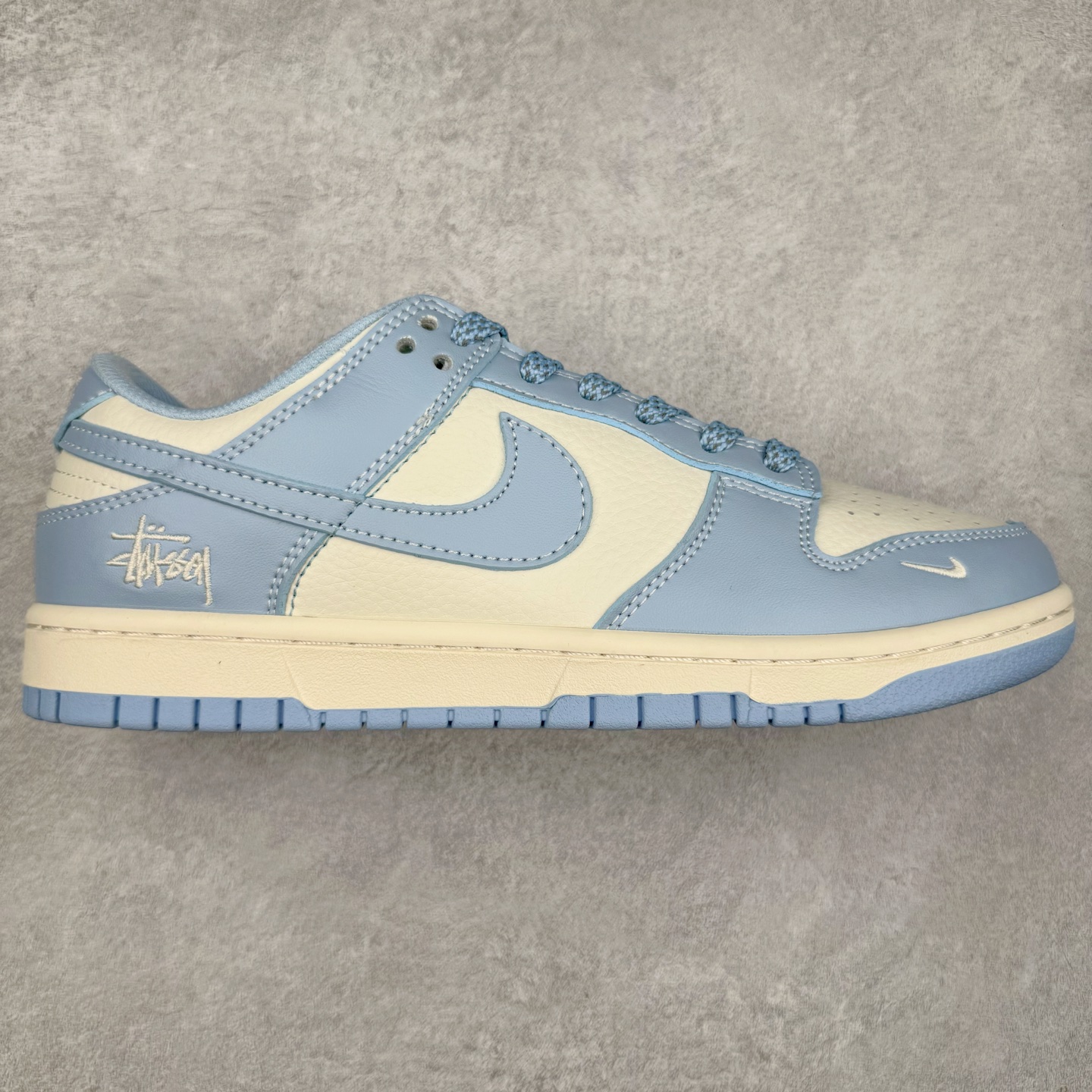 NK Dunk Low 定制配色 BB9898-004 大厂出品 极力推荐 原装头层材料 独家版型蒸餾加工帶來的是更好的视觉和脚感体验大厂纯原品质出货 清洁度 电绣工艺 皮料切割干净无任何毛边 细节完美 实拍调校N版已经零色差零失真 百分百还原实物色彩所见即所得 不存在货不对板色差等低级问题 选购参考实物拍摄 不混卖不参货 只用心做好货严格选品 承诺混一赔十 尺码：36 36.5 37.5 38 38.5 39 40 40.5 41 42 42.5 43 44 44.5 45-选品中心