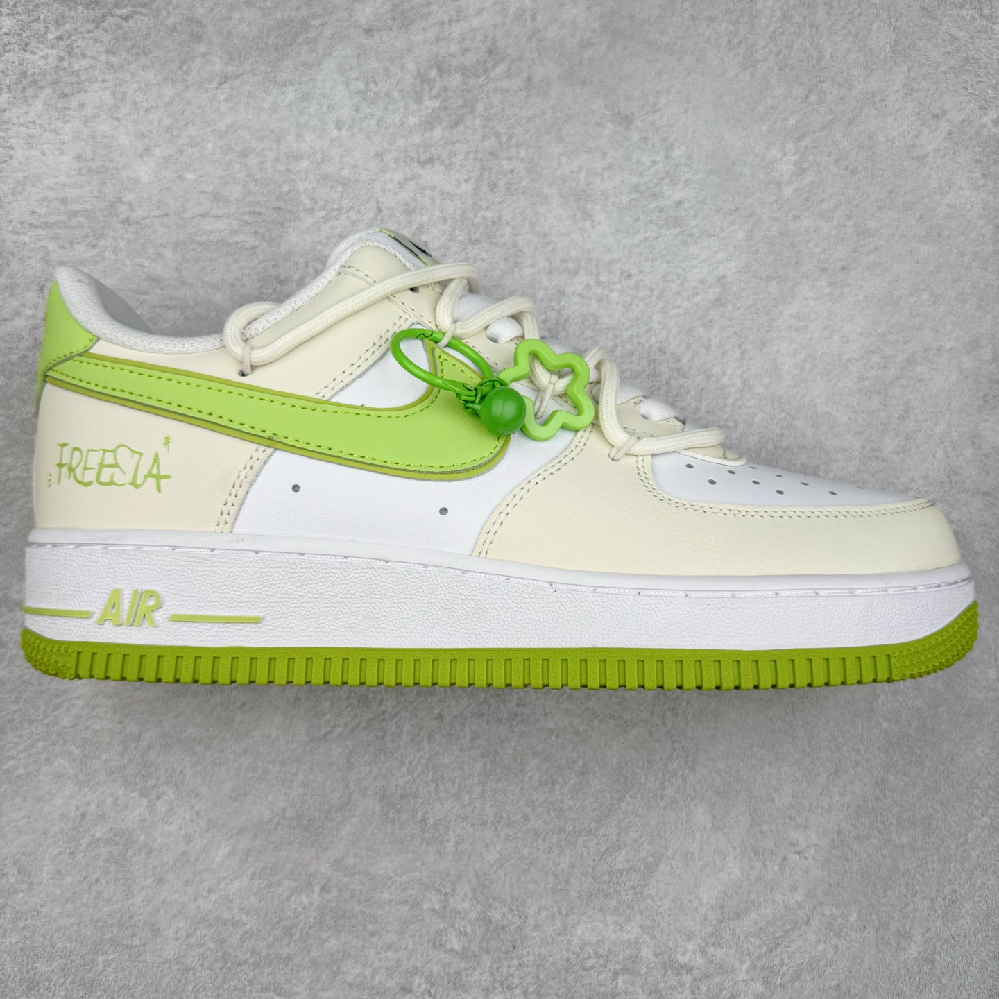 NK Air Force 1´07 Low 空军一号低帮百搭休闲运动板鞋 YY2023-315 柔软、弹性十足的缓震性能和出色的中底设计 横跨复古与现代的外型结合 造就出风靡全球 三十多年的Force 1 直到今天还深受青睐 实拍调校N版已经零色差零失真 百分百还原实物色彩所见即所得 不存在货不对板色差等低级问题 选购参考实物拍摄 不混卖不参货 只用心做好货严格选品 承诺混一赔十 尺码：36 36.5 37.5 38 38.5 39 40 40.5 41 42 42.5 43 44 44.5 45-选品中心