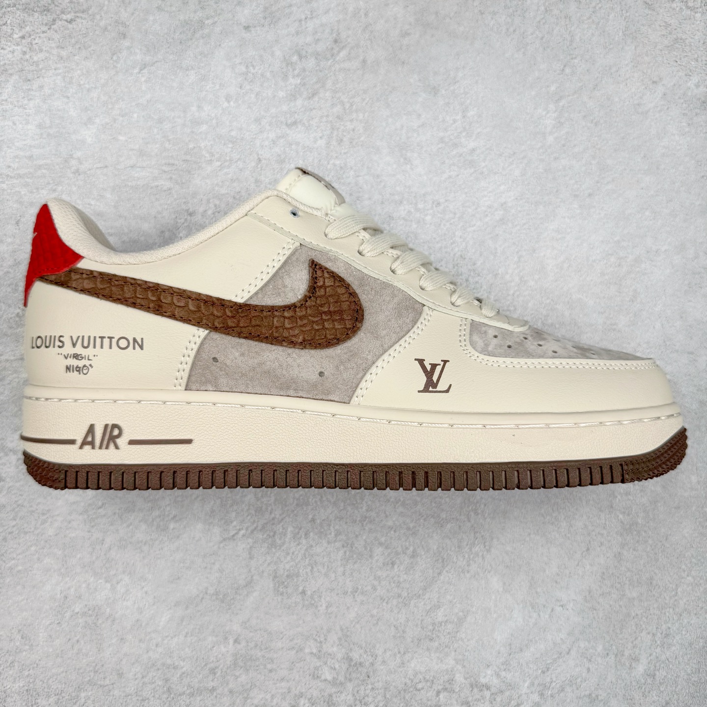 NK Air Force 1´07 Low 空军一号低帮百搭休闲运动板鞋 XX3168-129 柔软、弹性十足的缓震性能和出色的中底设计 横跨复古与现代的外型结合 造就出风靡全球 三十多年的Force 1 直到今天还深受青睐 实拍调校N版已经零色差零失真 百分百还原实物色彩所见即所得 不存在货不对板色差等低级问题 选购参考实物拍摄 不混卖不参货 只用心做好货严格选品 承诺混一赔十 尺码：36 36.5 37.5 38 38.5 39 40 40.5 41 42 42.5 43 44 44.5 45-选品中心