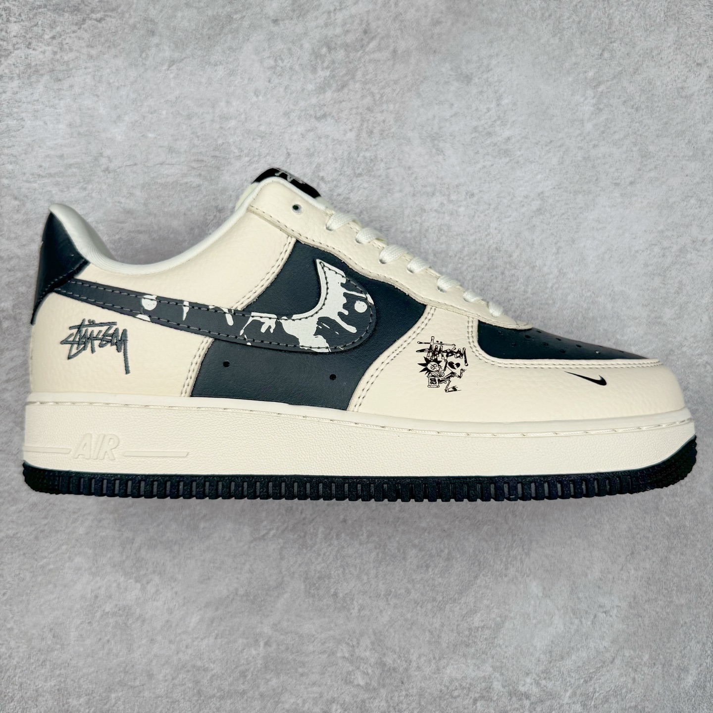 NK Air Force 1´07 Low 空军一号低帮百搭休闲运动板鞋 DF0188-042 柔软、弹性十足的缓震性能和出色的中底设计 横跨复古与现代的外型结合 造就出风靡全球 三十多年的Force 1 直到今天还深受青睐 实拍调校N版已经零色差零失真 百分百还原实物色彩所见即所得 不存在货不对板色差等低级问题 选购参考实物拍摄 不混卖不参货 只用心做好货严格选品 承诺混一赔十 尺码：36 36.5 37.5 38 38.5 39 40 40.5 41 42 42.5 43 44 44.5 45-选品中心