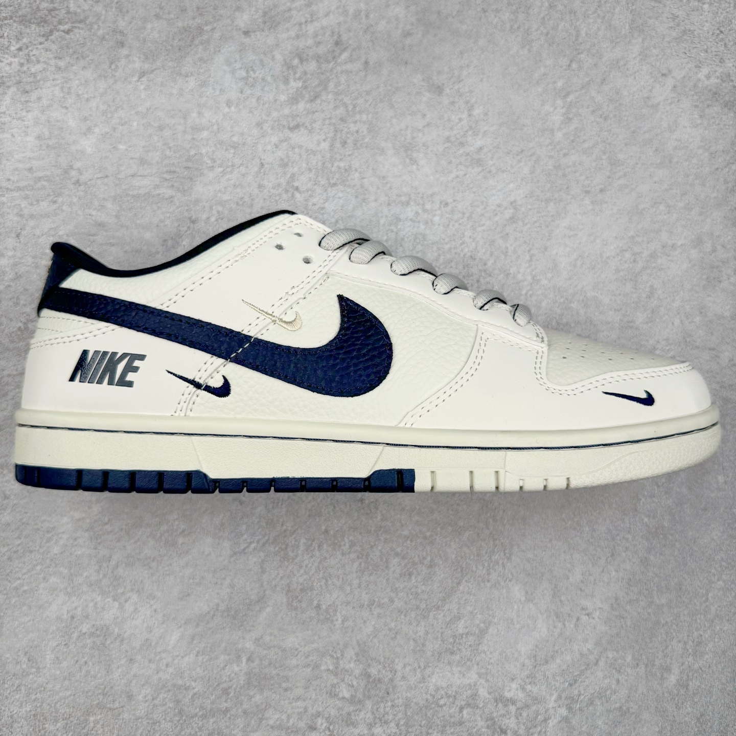 NK Dunk Low 定制配色 SC9207-402 大厂出品 极力推荐 原装头层材料 独家版型蒸餾加工帶來的是更好的视觉和脚感体验大厂纯原品质出货 清洁度 电绣工艺 皮料切割干净无任何毛边 细节完美 实拍调校N版已经零色差零失真 百分百还原实物色彩所见即所得 不存在货不对板色差等低级问题 选购参考实物拍摄 不混卖不参货 只用心做好货严格选品 承诺混一赔十 尺码：36 36.5 37.5 38 38.5 39 40 40.5 41 42 42.5 43 44 44.5 45-选品中心