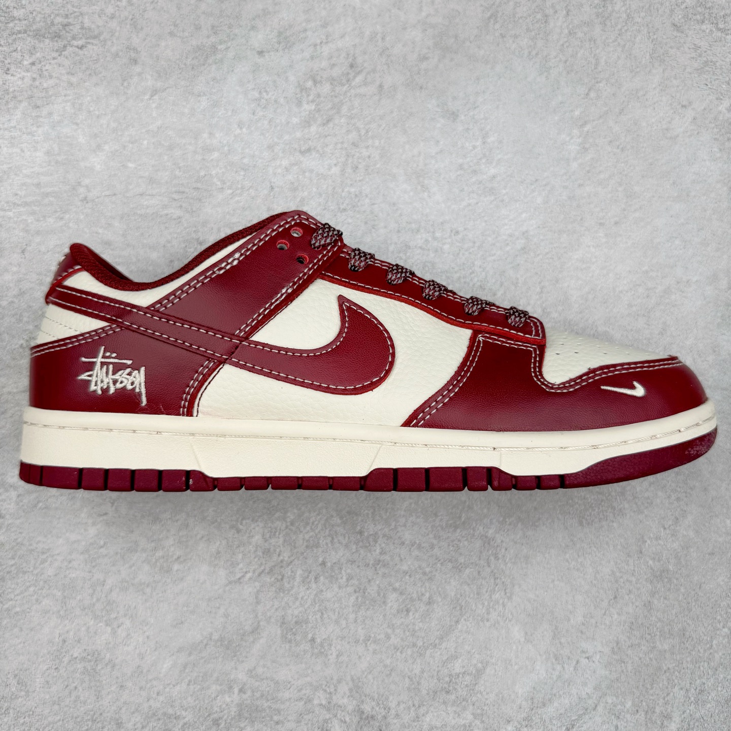 NK Dunk Low 定制配色 BB9898-001 大厂出品 极力推荐 原装头层材料 独家版型蒸餾加工帶來的是更好的视觉和脚感体验大厂纯原品质出货 清洁度 电绣工艺 皮料切割干净无任何毛边 细节完美 实拍调校N版已经零色差零失真 百分百还原实物色彩所见即所得 不存在货不对板色差等低级问题 选购参考实物拍摄 不混卖不参货 只用心做好货严格选品 承诺混一赔十 尺码：36 36.5 37.5 38 38.5 39 40 40.5 41 42 42.5 43 44 44.5 45-选品中心