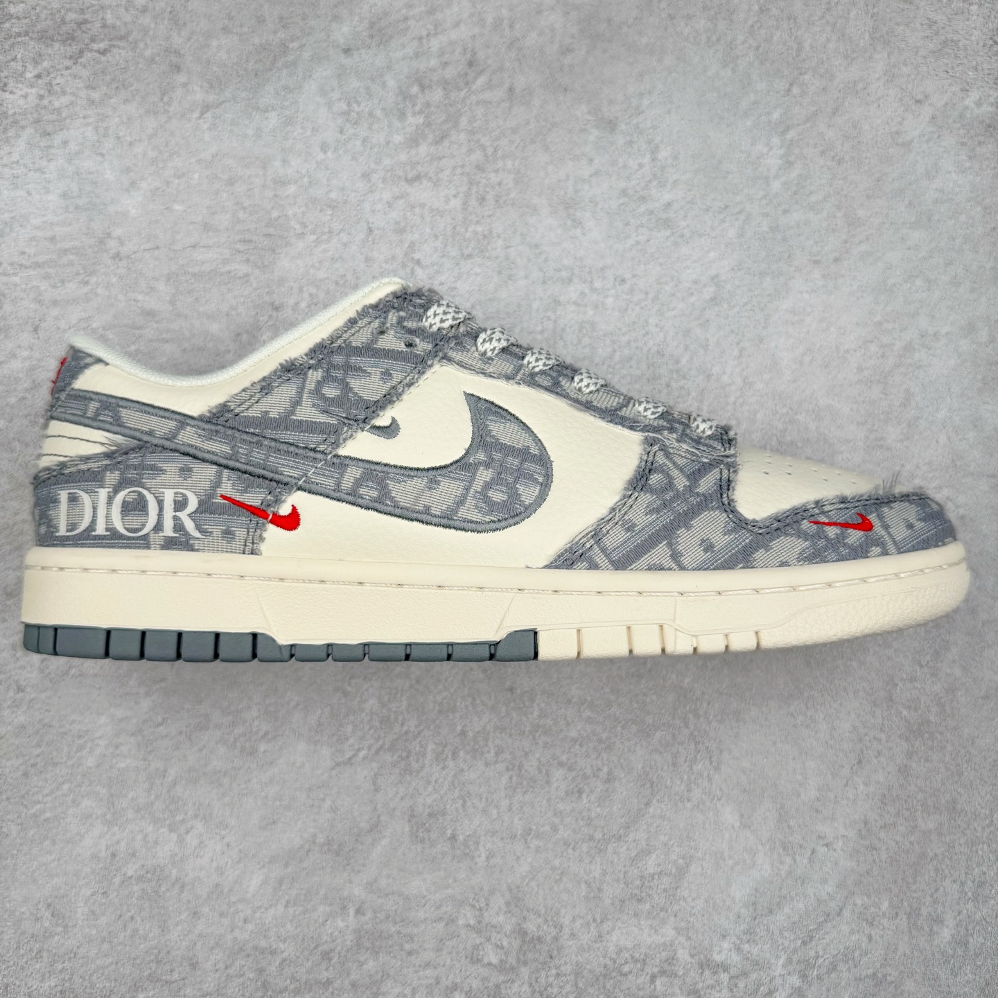 NK Dunk Low 定制配色 SJ2588-013 大厂出品 极力推荐 原装头层材料 独家版型蒸餾加工帶來的是更好的视觉和脚感体验大厂纯原品质出货 清洁度 电绣工艺 皮料切割干净无任何毛边 细节完美 实拍调校N版已经零色差零失真 百分百还原实物色彩所见即所得 不存在货不对板色差等低级问题 选购参考实物拍摄 不混卖不参货 只用心做好货严格选品 承诺混一赔十 尺码：36 36.5 37.5 38 38.5 39 40 40.5 41 42 42.5 43 44 44.5 45-选品中心