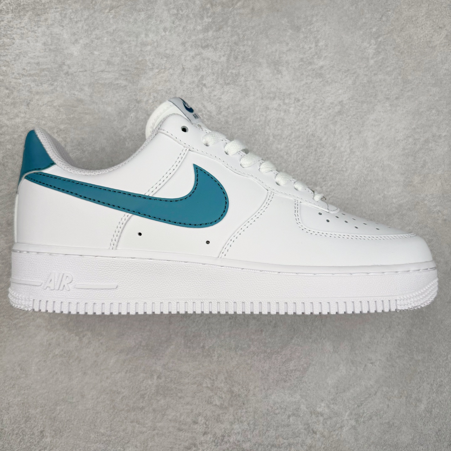 #福利特价 NK Air Force 1´07 Low 空军一号低帮百搭休闲运动板鞋 柔软、弹性十足的缓震性能和出色的中底设计 横跨复古与现代的外型结合 造就出风靡全球 三十多年的Force 1 直到今天还深受青睐 尺码:36 36.5 37.5 38 38.5 39 40 40.5 41 42 42.5 43 44 44.5 45-选品中心