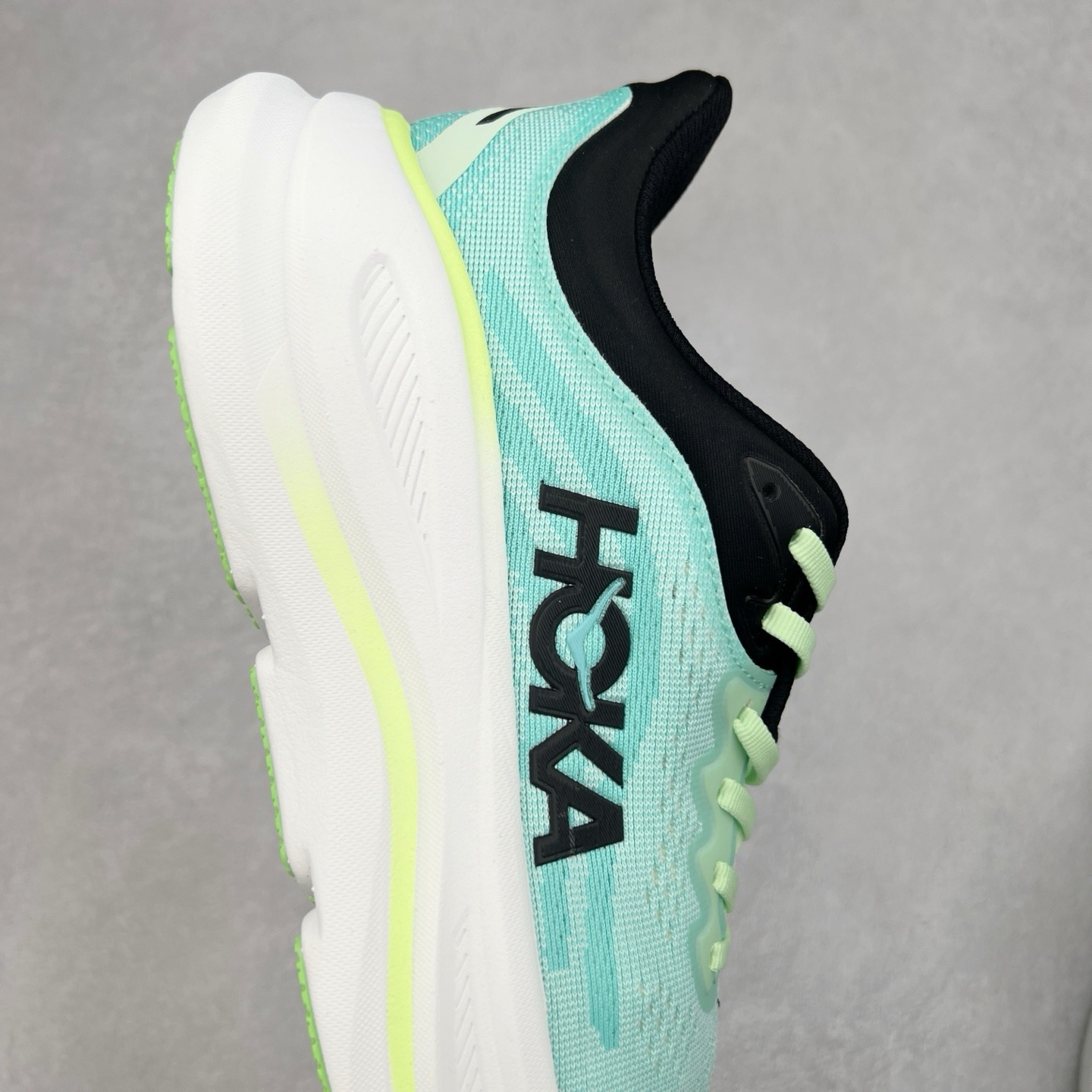 图片[6]-HOKA ONE ONE Bondi 9 WIDE 邦迪九代舒适防滑耐磨低帮休闲跑步鞋 HOKA ONE ONE是来自美国的跑步鞋知名品牌，创立于2009年，始终致力于为所有跑者提供更新、更好的跑步装备。相比常规跑鞋，HOKA ONE ONE特别研发使用性能独特的几何形跑鞋中底，此种鞋底更厚、更高、回弹性也更好，除了卓越的缓冲性能，它还能內各种阶段的跑者带来更具动感、更加稳定的跑步体验。HOKAONE ONE从设计之初就清楚意识到，要保证跑者步幅的均匀一致，双脚自然而然的运动至关重要。尺码：36 36.5 37.5 38 38.5 39 40 40.5 41 42 42.5 43 44 44.5 45-选品中心
