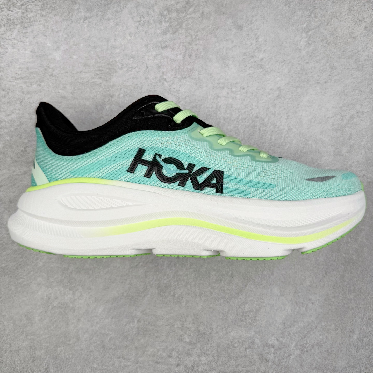 HOKA ONE ONE Bondi 9 WIDE 邦迪九代舒适防滑耐磨低帮休闲跑步鞋 HOKA ONE ONE是来自美国的跑步鞋知名品牌，创立于2009年，始终致力于为所有跑者提供更新、更好的跑步装备。相比常规跑鞋，HOKA ONE ONE特别研发使用性能独特的几何形跑鞋中底，此种鞋底更厚、更高、回弹性也更好，除了卓越的缓冲性能，它还能內各种阶段的跑者带来更具动感、更加稳定的跑步体验。HOKAONE ONE从设计之初就清楚意识到，要保证跑者步幅的均匀一致，双脚自然而然的运动至关重要。尺码：36 36.5 37.5 38 38.5 39 40 40.5 41 42 42.5 43 44 44.5 45-选品中心