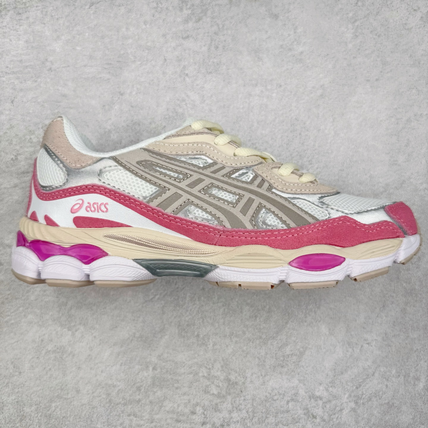 ＃福利特价 Asics GEL-NYC 亚瑟士防滑耐磨透气低帮运动休闲鞋 GEL-NYC™ 运动鞋的灵感源自传统和现代高性能跑步风格 其鞋面结构参考了 2000 年代初的 GEL-NIMBUS™ 3 鞋 并将其与 MC-PLUS V 设计中的各种装饰融为一体 该工装通过使用 GEL-CUMULUS® 16 鞋的工装系统来对比鞋面的复古风格 通过轻质泡沫和 GEL® 技术嵌入物的结合 这种中底结构有助于创造先进的脚底舒适度 尺码：37.5 38 39 40.5 41.5 42 42.5 43.5 44 45-选品中心