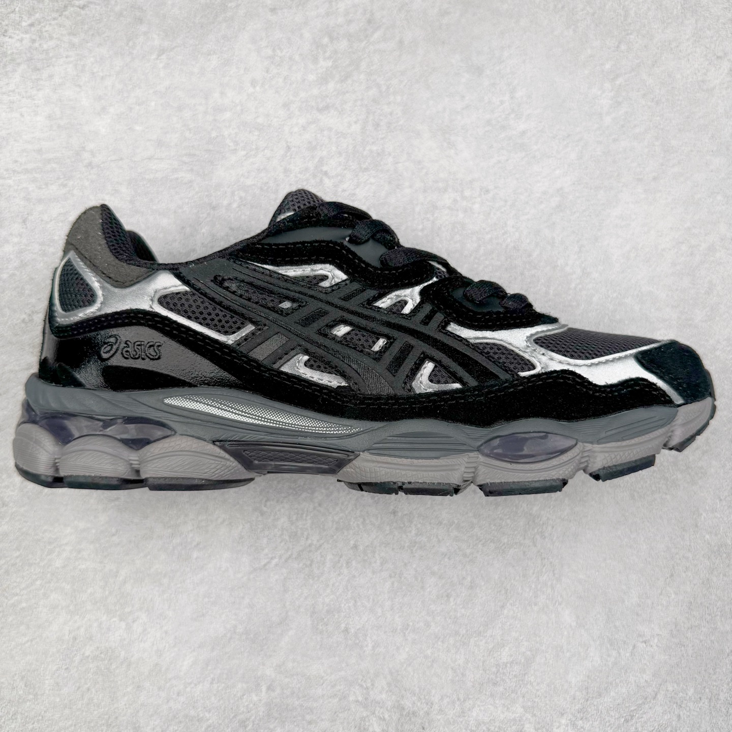 ＃福利特价 Asics GEL-NYC 亚瑟士防滑耐磨透气低帮运动休闲鞋 GEL-NYC™ 运动鞋的灵感源自传统和现代高性能跑步风格 其鞋面结构参考了 2000 年代初的 GEL-NIMBUS™ 3 鞋 并将其与 MC-PLUS V 设计中的各种装饰融为一体 该工装通过使用 GEL-CUMULUS® 16 鞋的工装系统来对比鞋面的复古风格 通过轻质泡沫和 GEL® 技术嵌入物的结合 这种中底结构有助于创造先进的脚底舒适度 尺码：37.5 38 39 40.5 41.5 42 42.5 43.5 44 45-选品中心