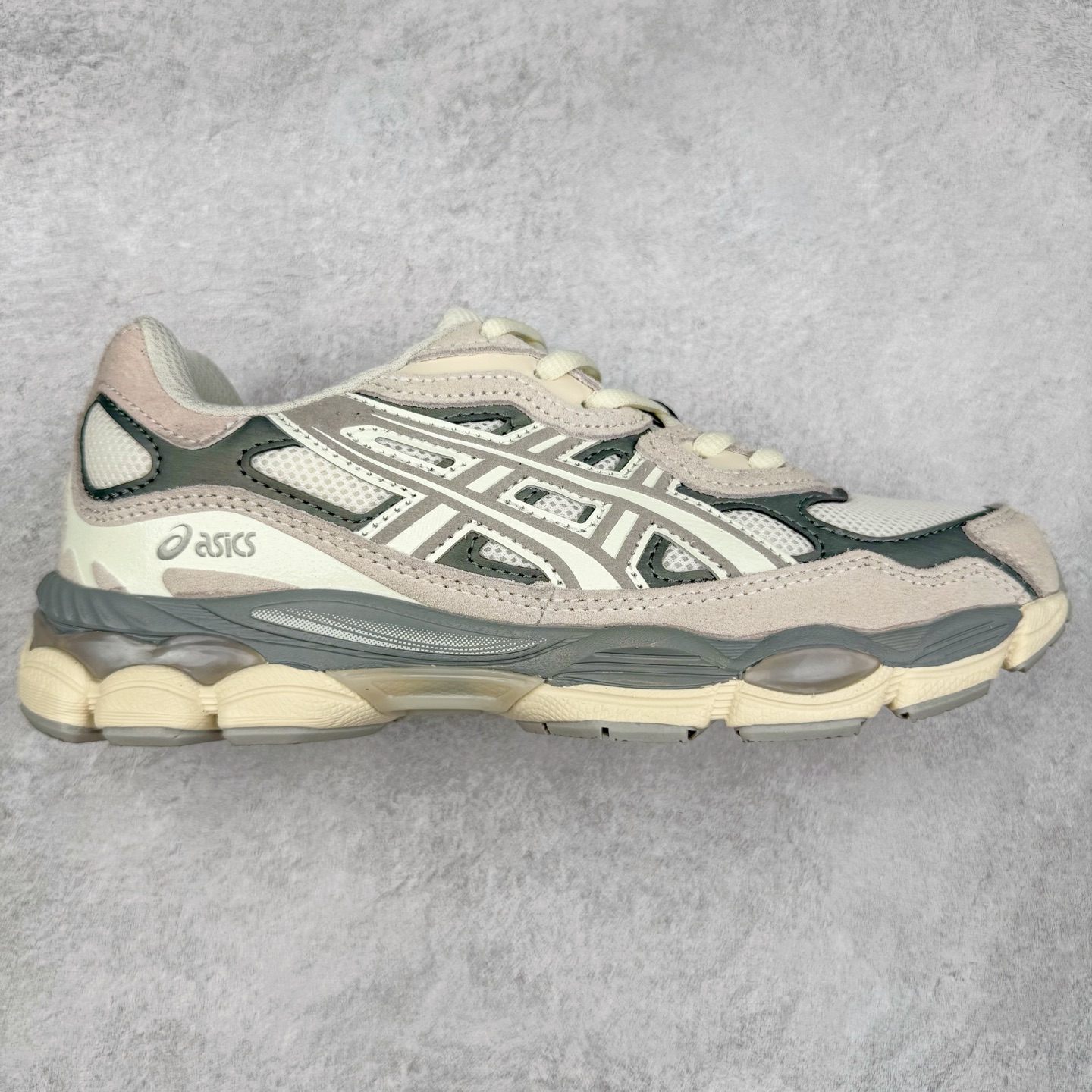 ＃福利特价 Asics GEL-NYC 亚瑟士防滑耐磨透气低帮运动休闲鞋 GEL-NYC™ 运动鞋的灵感源自传统和现代高性能跑步风格 其鞋面结构参考了 2000 年代初的 GEL-NIMBUS™ 3 鞋 并将其与 MC-PLUS V 设计中的各种装饰融为一体 该工装通过使用 GEL-CUMULUS® 16 鞋的工装系统来对比鞋面的复古风格 通过轻质泡沫和 GEL® 技术嵌入物的结合 这种中底结构有助于创造先进的脚底舒适度 尺码：37.5 38 39 40.5 41.5 42 42.5 43.5 44 45-选品中心