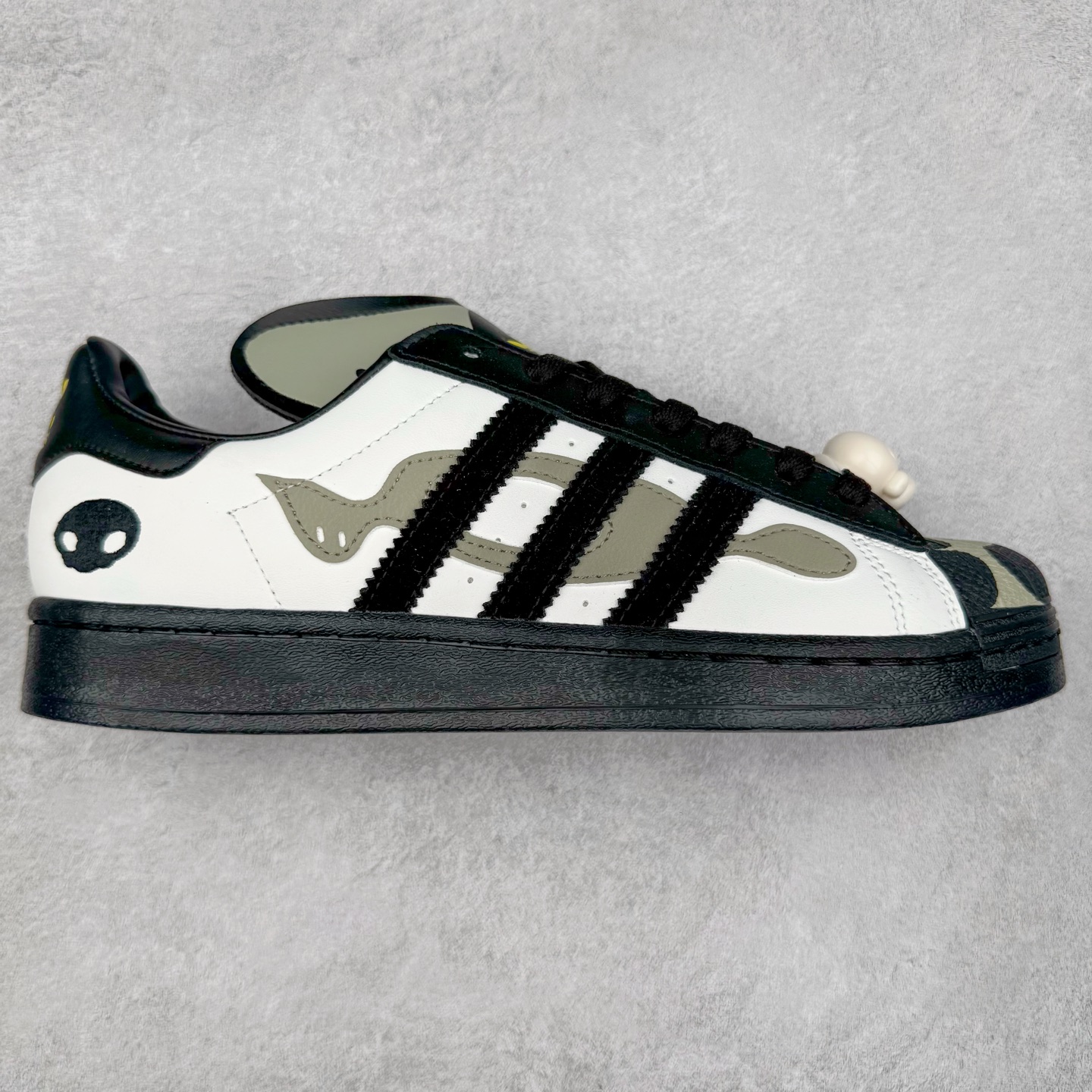 AD Originals Superstar 经典复古贝壳头板鞋 JQ8778 诞生于1969年 是第一双将全皮面鞋 身与橡胶鞋头结合在一起的低帮篮球鞋 Superstar最开始 是作为高帮篮球鞋Pro Model的低帮版本而出现的 但因为其独特和醒目的橡胶鞋头造型而让大家熟知 被大家形象地称为\\\”shelltoe\\\”贝壳头 在70年代的美国职业篮球场上 接近3/4的NBA球员都将这双Superstar作为场上用鞋 80年代之后 经过不断的改良和发展 Superstar逐渐成为横跨时装、音乐、街头文化、休闲和运动等各大领域的时尚潮鞋 尺码：36 36.5 37 38 38.5 39 40 40.5 41 42 42.5 43 44 44.5 45-选品中心