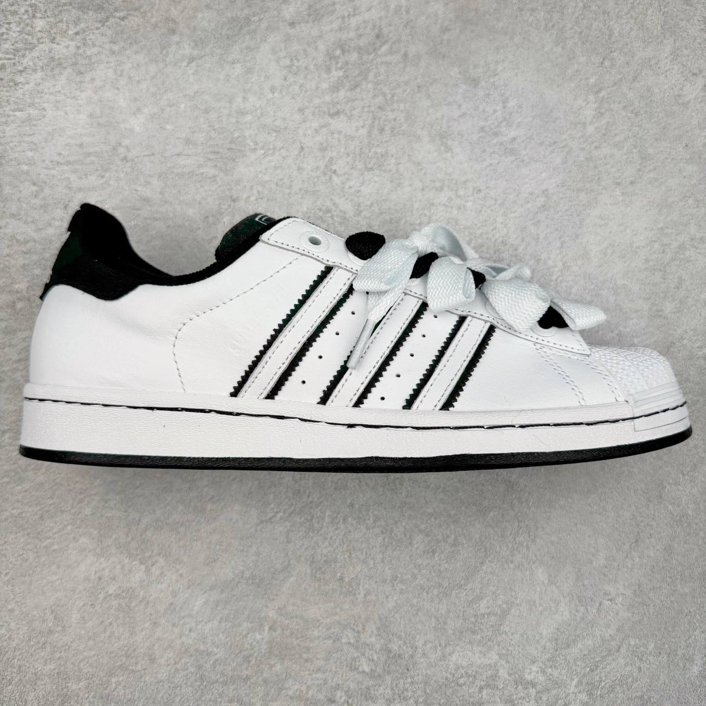 AD Originals Superstar 经典复古贝壳头板鞋 JH5469 诞生于1969年 是第一双将全皮面鞋 身与橡胶鞋头结合在一起的低帮篮球鞋 Superstar最开始 是作为高帮篮球鞋Pro Model的低帮版本而出现的 但因为其独特和醒目的橡胶鞋头造型而让大家熟知 被大家形象地称为\\\”shelltoe\\\”贝壳头 在70年代的美国职业篮球场上 接近3/4的NBA球员都将这双Superstar作为场上用鞋 80年代之后 经过不断的改良和发展 Superstar逐渐成为横跨时装、音乐、街头文化、休闲和运动等各大领域的时尚潮鞋 尺码：36 36.5 37 38 38.5 39 40 40.5 41 42 42.5 43 44 44.5 45-选品中心