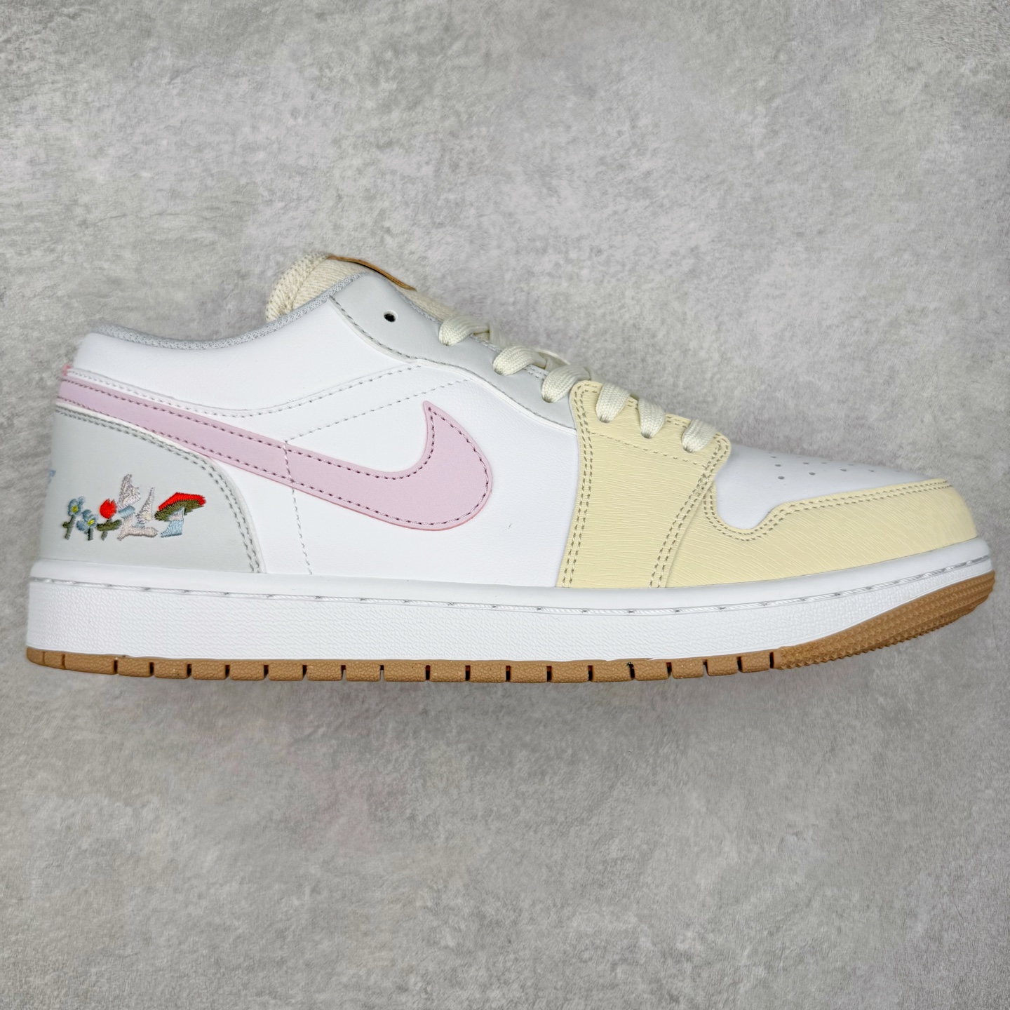 ＃K版 Air Jordan AJ1 Low 低帮 米黄粉 IB8861-151 全新流水线出品 DT版本唯一平替选择 市场第二梯队最强版 全部原鞋开发 原楦原纸板开发 全鞋电脑针车 原厂内置全掌气垫 原盒内在原标 唯一Zp原版鞋带绑法 免检产品 全新2022版型 全头层皮料 完美零毛边处理 原厂配置全掌气垫 价格定位良心 几十个配色陆续出货 实拍调校N版已经零色差零失真 百分百还原实物色彩所见即所得 不存在货不对板色差等低级问题 选购参考实物拍摄 不混卖不参货 只用心做好货严格选品 承诺混一赔十 尺码：36 36.5 37.5 38 38.5 39 40 40.5 41 42 42.5 43 44 44.5 45-选品中心