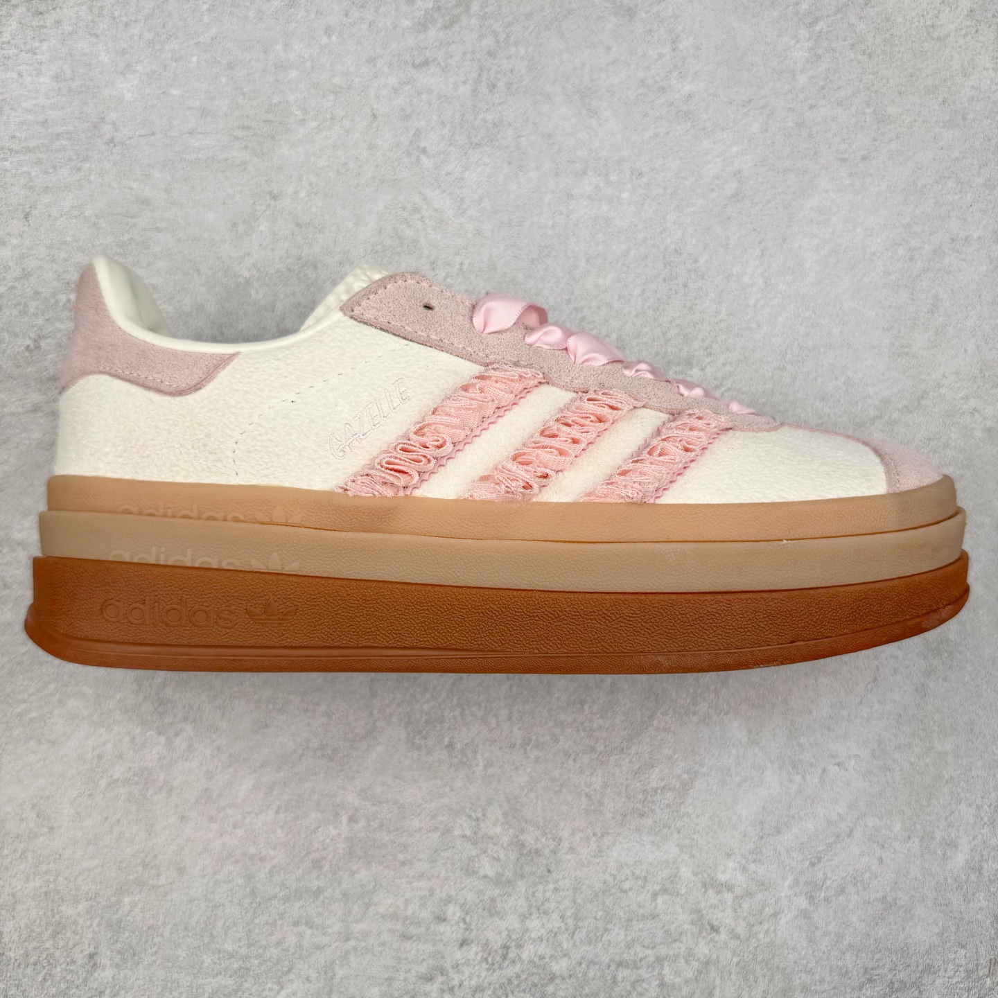 AD Originals Gazelle Bold W 羚羊松糕系列复古百搭厚底增高低帮休闲运动板鞋 JR8374 新的一年就要换新的打扮啦！除了设定变美、健身、减肥等目标外，你已经可以利用鞋子来“偷偷改善身材比例”的愿望了！ 因为有一句话。身高不够。鞋子来凑~赶快入手以下各大运动品牌最新推出的“厚底增高运动鞋”吧。 是最好穿最百搭的长腿神器。 重点是……不仅价格不错～鞋子也不错啊！Originals的Gazelle Bold鞋款打造出「超厚底版本」！延续流线鞋型、经典麂皮材质、白色三条线和侧面烫金标志的复古外型，奶油白鞋底高度直接乘3，出门搭上它，保证一路步步高升。尺码：36 36⅔ 37⅓ 38 38⅔ 39⅓ 40 40.5 41-选品中心