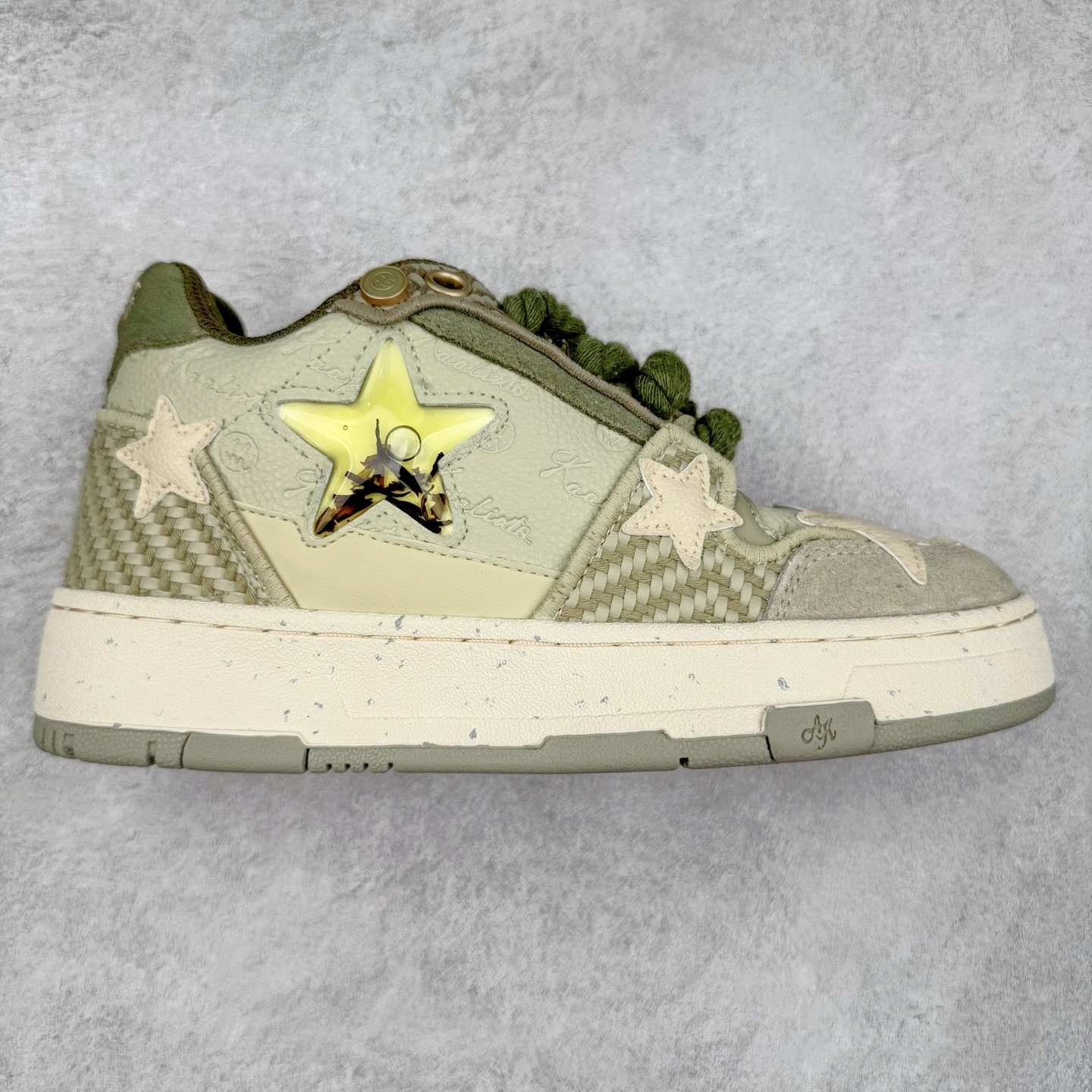 ＃福利特价 KAALIXTO Retro Vintage 星星潮流休闲防滑耐磨低帮板鞋 此款鞋使用牛仔作为主要的鞋面材质 结实耐磨 鞋舌设计特有印花皮牌作为搭配充分凸显牛仔的特性 整体鞋款采用牛仔面料随意角度拼接的呈现方法 打破消费者原有对鞋子的刻板印象 让人耳目一新 织麦标在彰品品牌属性的同时更具牛仔的代表性元素 并采用加厚内里 穿着舒适透气 鞋底做旧氧化 尺码：36 37 38 39 40 41 42 43 44 45-选品中心