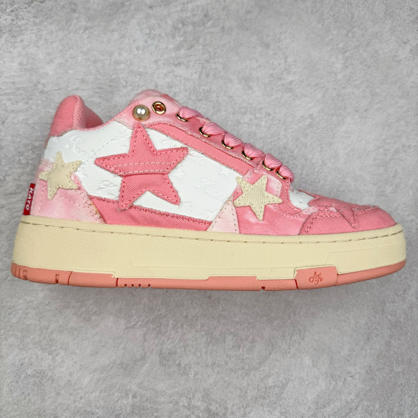 ＃福利特价 KAALIXTO Retro Vintage 星星潮流休闲防滑耐磨低帮板鞋 此款鞋使用牛仔作为主要的鞋面材质 结实耐磨 鞋舌设计特有印花皮牌作为搭配充分凸显牛仔的特性 整体鞋款采用牛仔面料随意角度拼接的呈现方法 打破消费者原有对鞋子的刻板印象 让人耳目一新 织麦标在彰品品牌属性的同时更具牛仔的代表性元素 并采用加厚内里 穿着舒适透气 鞋底做旧氧化 尺码：36 37 38 39 40 41 42 43 44 45-选品中心