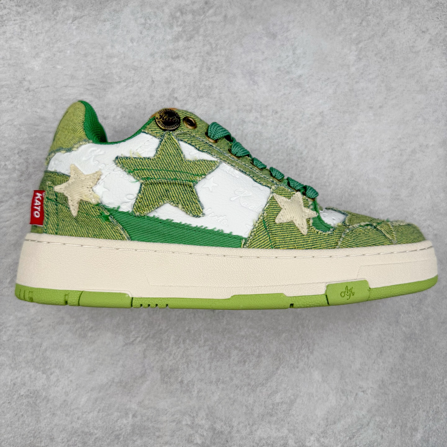 ＃福利特价 KAALIXTO Retro Vintage 星星潮流休闲防滑耐磨低帮板鞋 此款鞋使用牛仔作为主要的鞋面材质 结实耐磨 鞋舌设计特有印花皮牌作为搭配充分凸显牛仔的特性 整体鞋款采用牛仔面料随意角度拼接的呈现方法 打破消费者原有对鞋子的刻板印象 让人耳目一新 织麦标在彰品品牌属性的同时更具牛仔的代表性元素 并采用加厚内里 穿着舒适透气 鞋底做旧氧化 尺码：36 37 38 39 40 41 42 43 44 45-选品中心