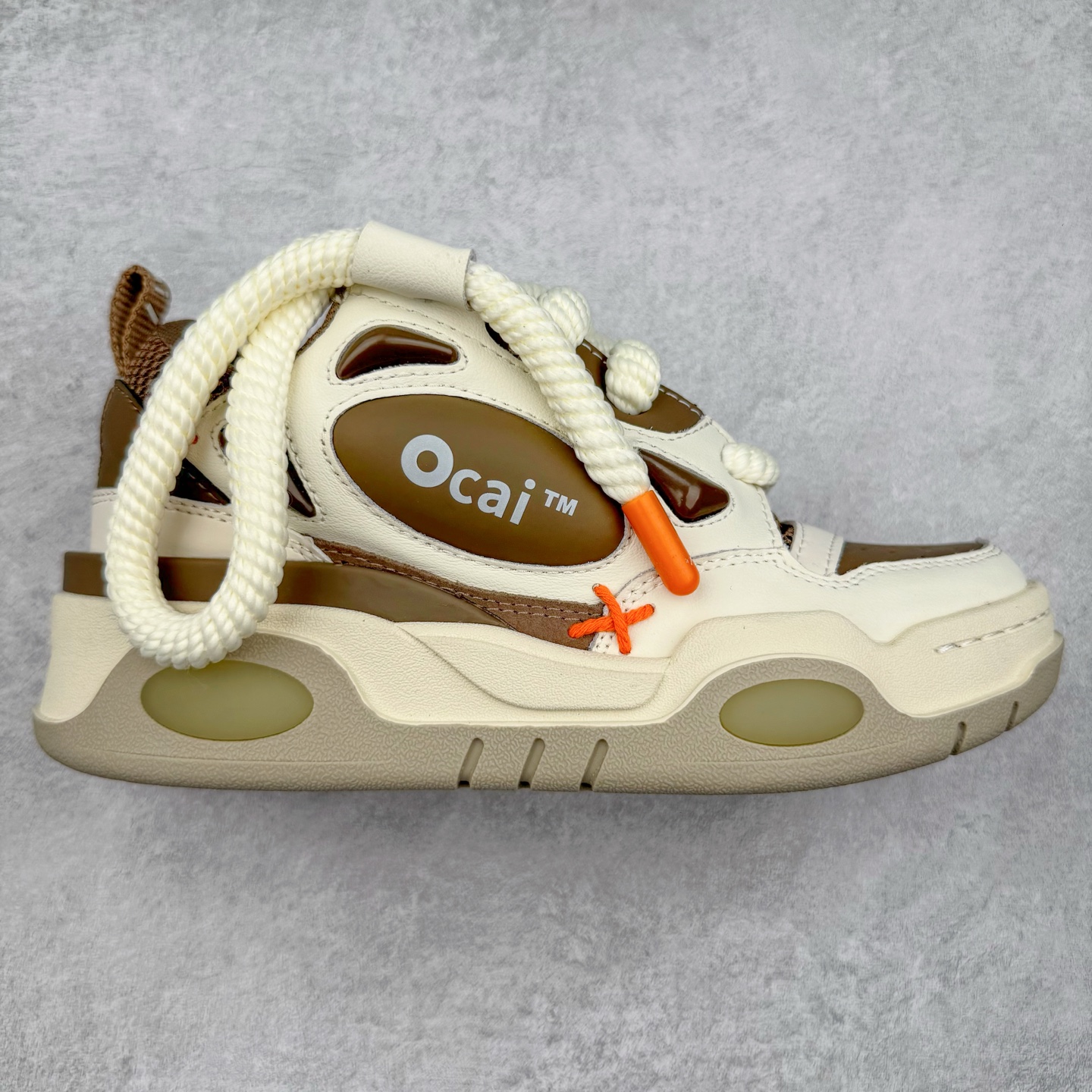 ＃福利特价 宝藏国产面包鞋 国潮品牌Ocai Retro Sneaker 复古系列街头低帮厚底休闲运动面包板鞋Ocai是Old Order团队在2022年新的一个企划项目。Ocai的创立以满足当下都市年轻男女的通勤基础款为基础，加以版型，面料，工艺以及满足当代时下艺术风格的一些元素来加以改革，深究每件产品的质感与细节，用满足现代审美的工艺及手法重新优化，诠释经典。通过融入更多新颖的工艺手法及风格来对服装进行进一步的更新与表达，融会贯通加以更现代的手法来重新审视与优化经典！尺码：35-44-选品中心