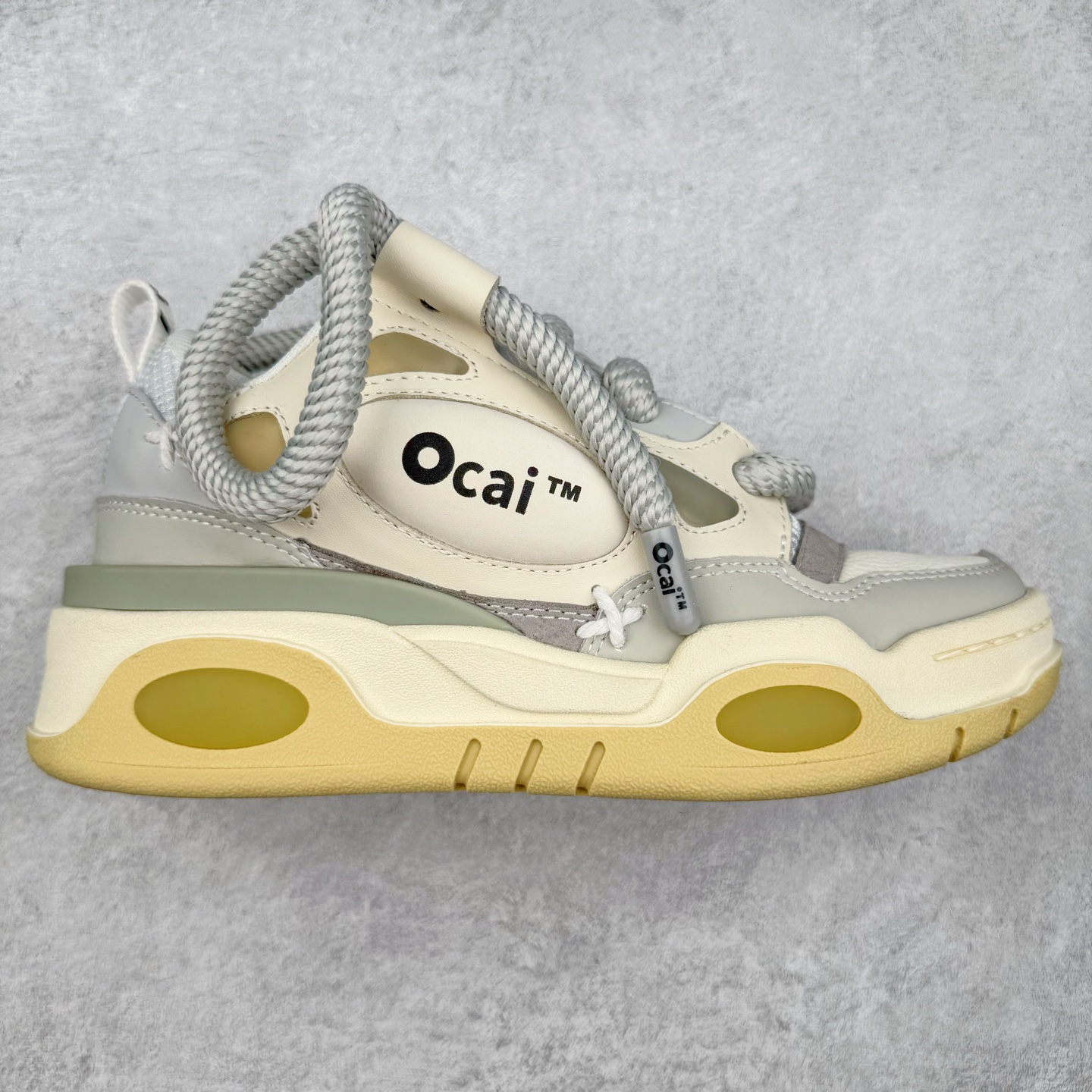 ＃福利特价 宝藏国产面包鞋 国潮品牌Ocai Retro Sneaker 复古系列街头低帮厚底休闲运动面包板鞋Ocai是Old Order团队在2022年新的一个企划项目。Ocai的创立以满足当下都市年轻男女的通勤基础款为基础，加以版型，面料，工艺以及满足当代时下艺术风格的一些元素来加以改革，深究每件产品的质感与细节，用满足现代审美的工艺及手法重新优化，诠释经典。通过融入更多新颖的工艺手法及风格来对服装进行进一步的更新与表达，融会贯通加以更现代的手法来重新审视与优化经典！尺码：35-44-选品中心