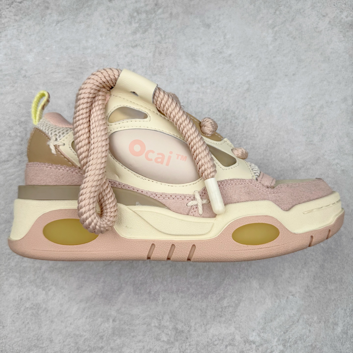 ＃福利特价 宝藏国产面包鞋 国潮品牌Ocai Retro Sneaker 复古系列街头低帮厚底休闲运动面包板鞋Ocai是Old Order团队在2022年新的一个企划项目。Ocai的创立以满足当下都市年轻男女的通勤基础款为基础，加以版型，面料，工艺以及满足当代时下艺术风格的一些元素来加以改革，深究每件产品的质感与细节，用满足现代审美的工艺及手法重新优化，诠释经典。通过融入更多新颖的工艺手法及风格来对服装进行进一步的更新与表达，融会贯通加以更现代的手法来重新审视与优化经典！尺码：35-44-选品中心