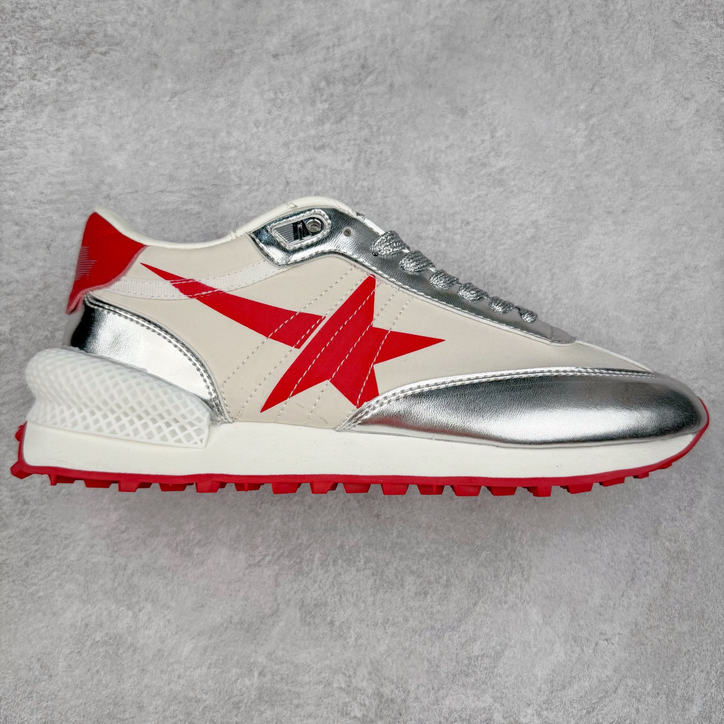 ＃福利特价 GGDB Golden Goose Marathon 复古运动鞋生活休闲鞋 火爆全网 陈伟霆宋雨琦 杨幂等各路明星纷纷上脚 该系列新品鞋履以1970年代的田径鞋为设计灵感，巧妙融入3D打印鞋尾装饰等前沿元素，既彰显了复古格调，又将这种怀旧感投射到未来。其鞋面采用多种精致材质打造，并推出银色、黑色、红色、皇家蓝和白色等多款经典配色以及全新限定黄色，侧边点缀以品牌标志性的星星图案。全新黄色款式的鞋面侧边保留了品牌标志性的橙色星星图案，配以灰色鞋头。不均匀染色的鞋带和带有星星图案的鞋底，为整体造型增添了独特的印象。呈现男女都可穿着的中性风格，谁都能拥有并追逐自己的梦想。尺码：35 36 37 38 39 40 41 42 43 44 45-选品中心