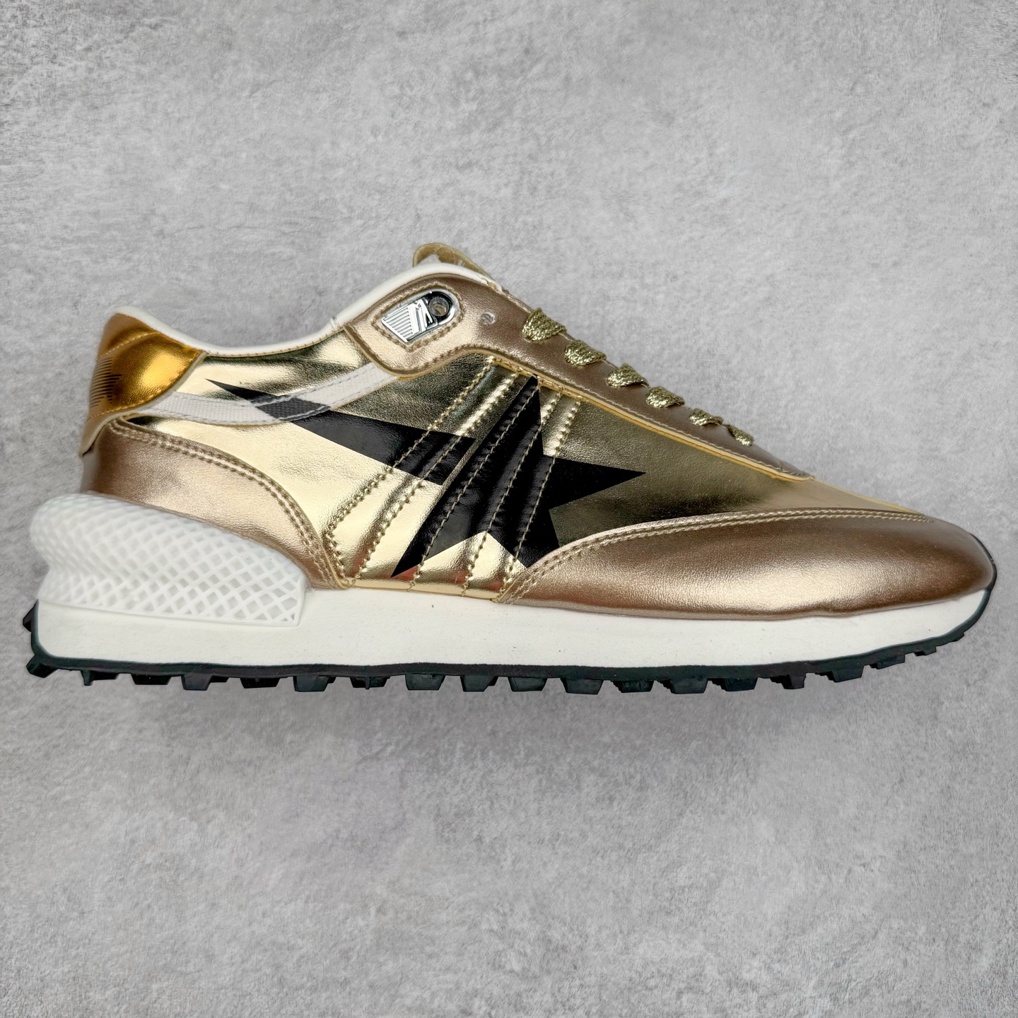 ＃福利特价 GGDB Golden Goose Marathon 复古运动鞋生活休闲鞋 火爆全网 陈伟霆宋雨琦 杨幂等各路明星纷纷上脚 该系列新品鞋履以1970年代的田径鞋为设计灵感，巧妙融入3D打印鞋尾装饰等前沿元素，既彰显了复古格调，又将这种怀旧感投射到未来。其鞋面采用多种精致材质打造，并推出银色、黑色、红色、皇家蓝和白色等多款经典配色以及全新限定黄色，侧边点缀以品牌标志性的星星图案。全新黄色款式的鞋面侧边保留了品牌标志性的橙色星星图案，配以灰色鞋头。不均匀染色的鞋带和带有星星图案的鞋底，为整体造型增添了独特的印象。呈现男女都可穿着的中性风格，谁都能拥有并追逐自己的梦想。尺码：35 36 37 38 39 40 41 42 43 44 45-选品中心