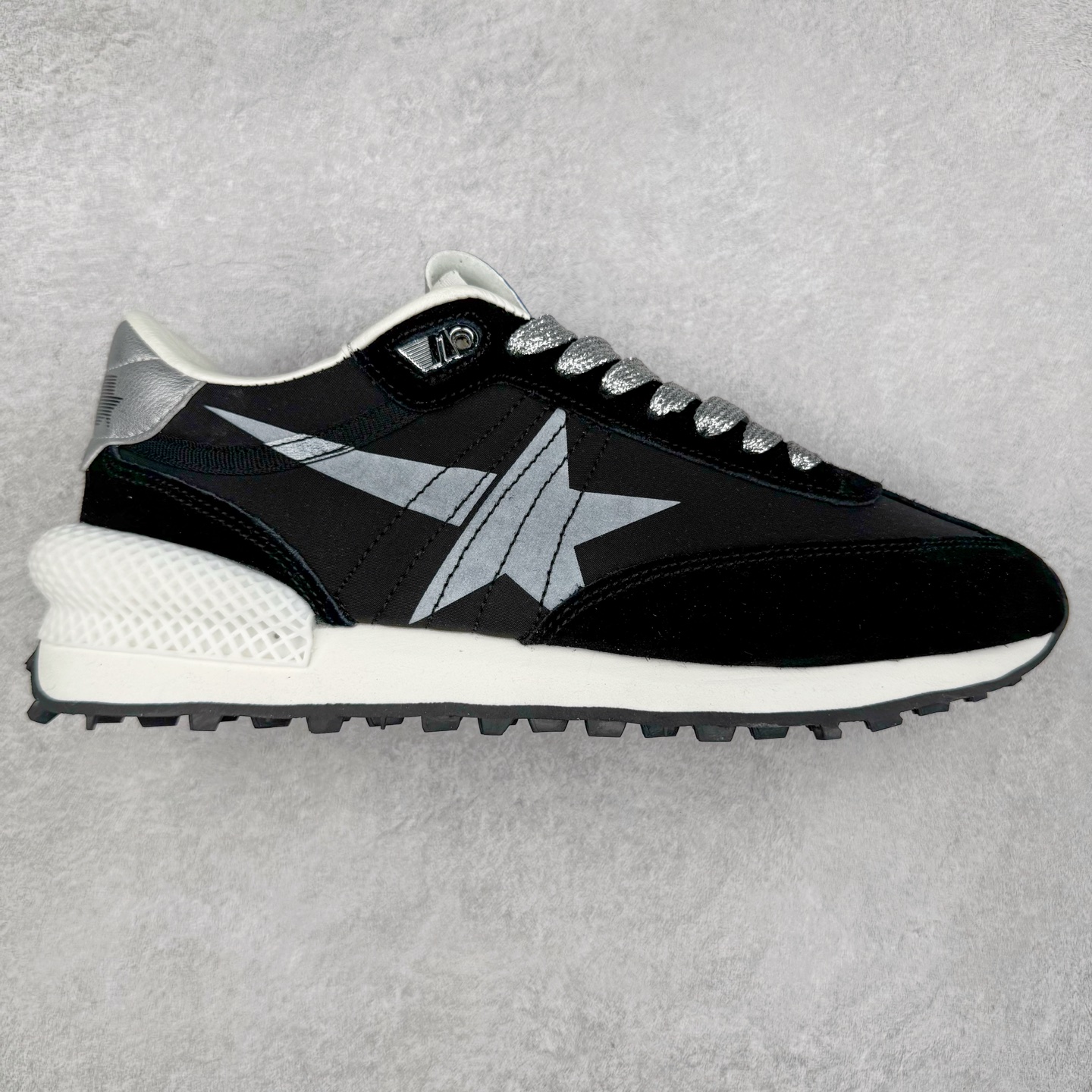 ＃福利特价 GGDB Golden Goose Marathon 复古运动鞋生活休闲鞋 火爆全网 陈伟霆宋雨琦 杨幂等各路明星纷纷上脚 该系列新品鞋履以1970年代的田径鞋为设计灵感，巧妙融入3D打印鞋尾装饰等前沿元素，既彰显了复古格调，又将这种怀旧感投射到未来。其鞋面采用多种精致材质打造，并推出银色、黑色、红色、皇家蓝和白色等多款经典配色以及全新限定黄色，侧边点缀以品牌标志性的星星图案。全新黄色款式的鞋面侧边保留了品牌标志性的橙色星星图案，配以灰色鞋头。不均匀染色的鞋带和带有星星图案的鞋底，为整体造型增添了独特的印象。呈现男女都可穿着的中性风格，谁都能拥有并追逐自己的梦想。尺码：35 36 37 38 39 40 41 42 43 44 45-选品中心