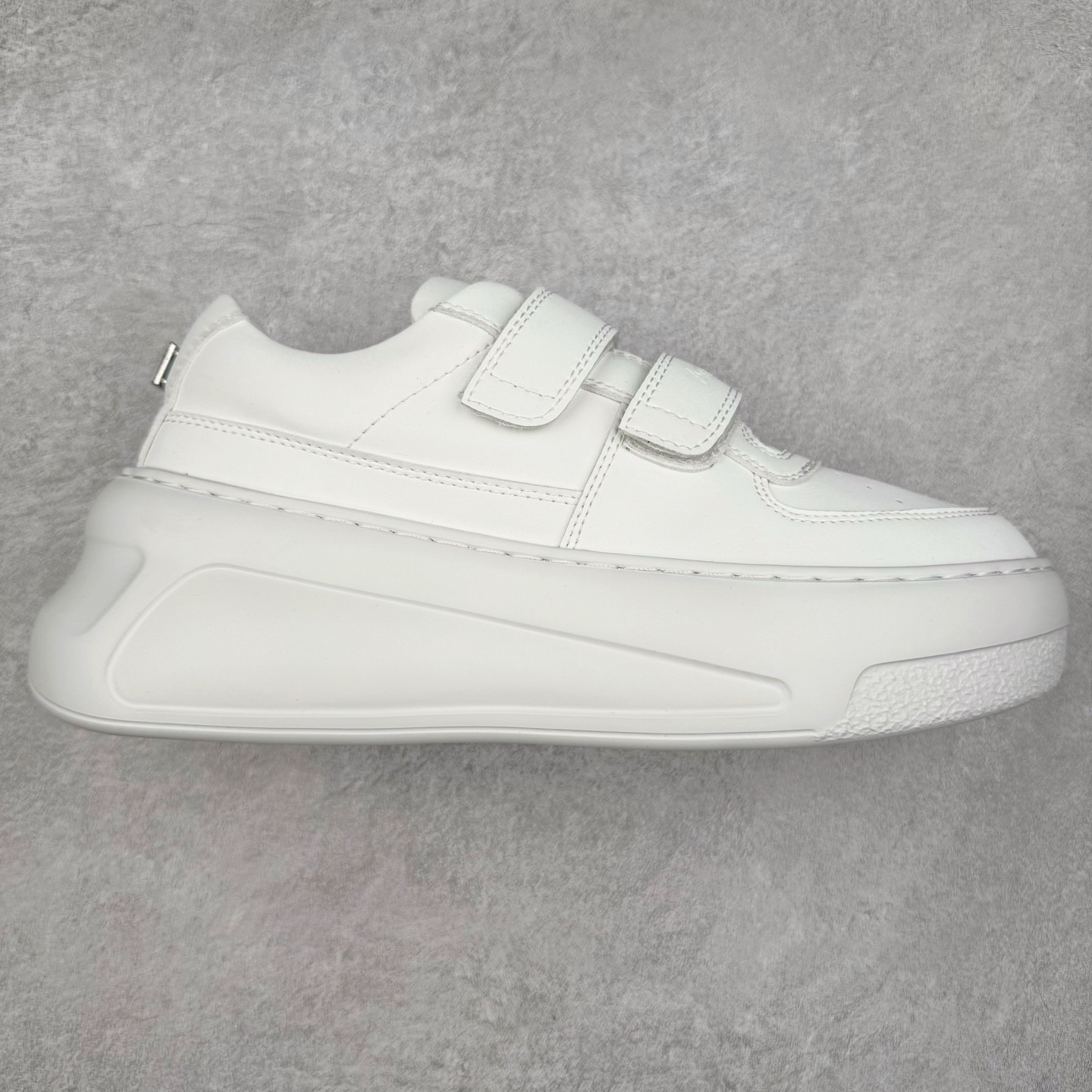 Acne Studios 2023 艾克妮魔术贴 低帮休闲小白鞋 得物热度蝉联榜首31天 海淘专供版 赵露思、杨超越、欧阳娜娜同款 高端零售 外贸充正专供 原版购入开发 全鞋身采用进口头层皮 请注意区分市面通货材、错误大底 一眼就种草的小白鞋 无敌好搭配不挑季节不挑穿搭一双鞋就ok 魔术贴设计穿脱超方便 尺码：35 36 37 38 39-选品中心