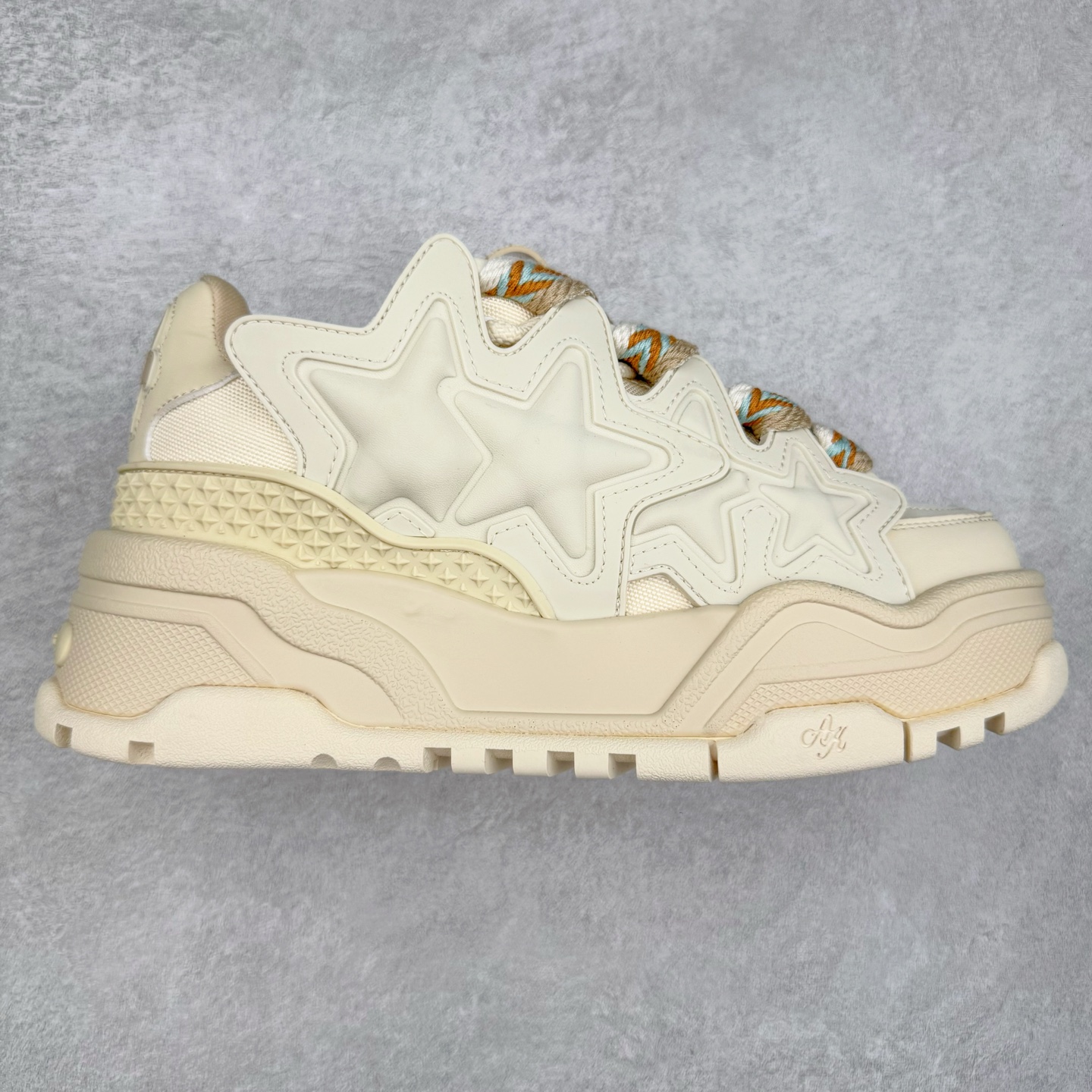 ＃福利特价 KAALIXTO Retro Vintage 星星潮流休闲防滑耐磨低帮板鞋 此款鞋使用牛仔作为主要的鞋面材质 结实耐磨 鞋舌设计特有印花皮牌作为搭配充分凸显牛仔的特性 整体鞋款采用牛仔面料随意角度拼接的呈现方法 打破消费者原有对鞋子的刻板印象 让人耳目一新 织麦标在彰品品牌属性的同时更具牛仔的代表性元素 并采用加厚内里 穿着舒适透气 鞋底做旧氧化 尺码：36 37 38 39 40 41 42 43 44 45-选品中心