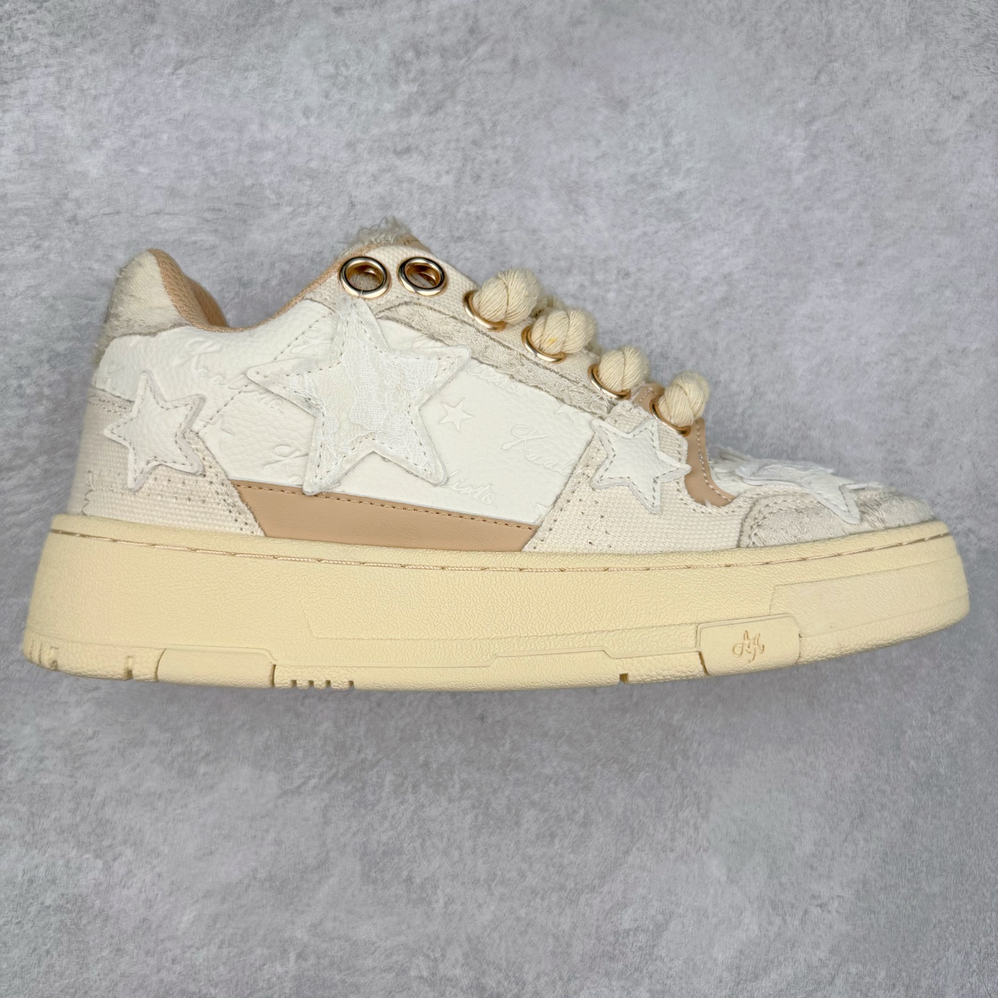 ＃福利特价 KAALIXTO Retro Vintage 星星潮流休闲防滑耐磨低帮板鞋 此款鞋使用牛仔作为主要的鞋面材质 结实耐磨 鞋舌设计特有印花皮牌作为搭配充分凸显牛仔的特性 整体鞋款采用牛仔面料随意角度拼接的呈现方法 打破消费者原有对鞋子的刻板印象 让人耳目一新 织麦标在彰品品牌属性的同时更具牛仔的代表性元素 并采用加厚内里 穿着舒适透气 鞋底做旧氧化 尺码：36 37 38 39 40 41 42 43 44 45-选品中心