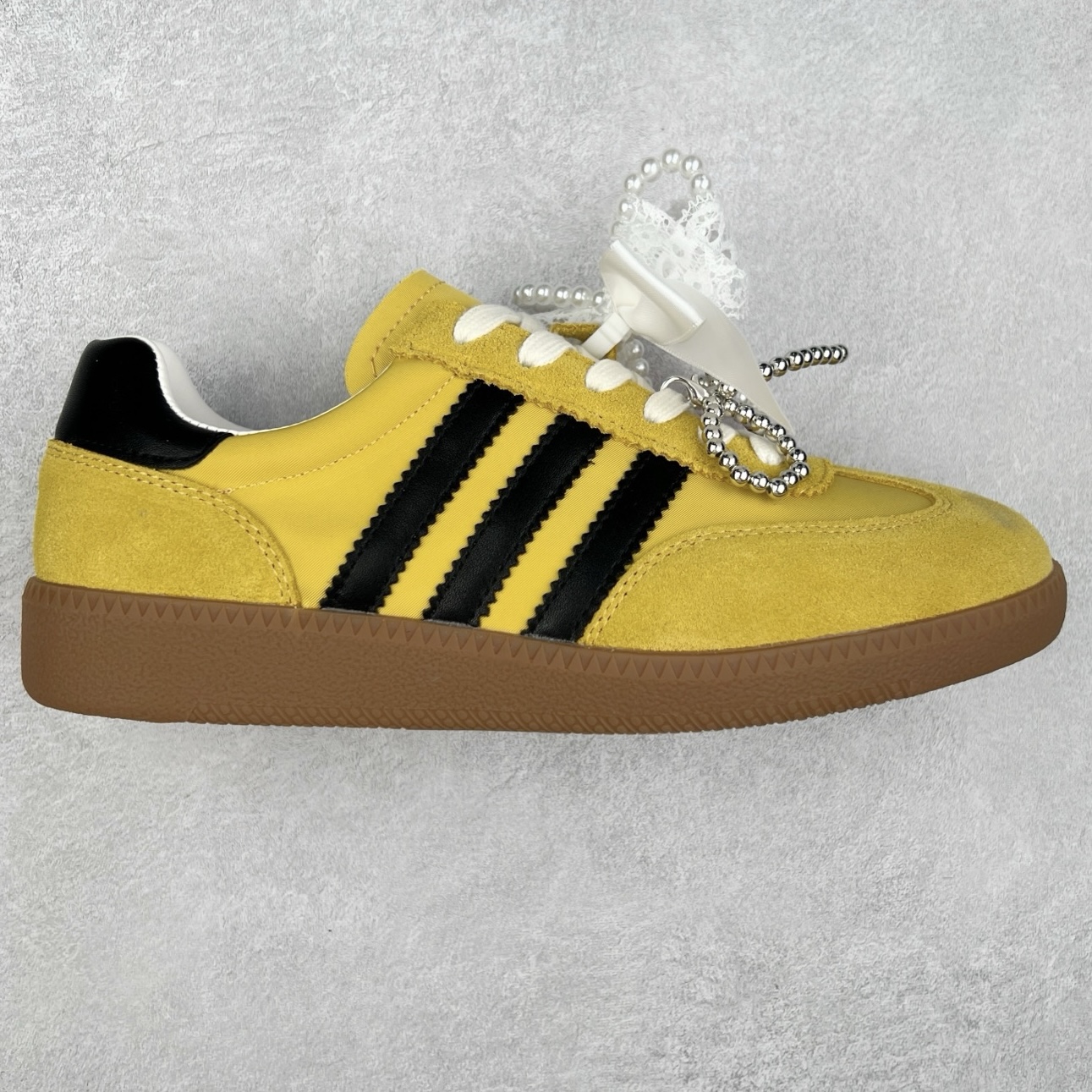 GG-CC 雷丝珍珠蝴蝶结德训鞋2.0系列阿甘复古风芭蕾舞鞋GGCC薄底百搭休闲运动鞋系列 #广东大厂品质 25ss春季新款 釆用今年最流行的#缎带蝴蝶结/珍珠鞋扣装饰 全手工拉帮工艺成型 反绒牛皮革拼接头层皮饰片鞋面材质 鞋身原装高密度防刮尼龙面料,极好柔软效果 双春日踏青舒适度和少女感 德训鞋界的白月光🌙 长时间走路和站立都不累脚 不管怎么搭配都好看 尺码：35 36 37 38 39 40-选品中心