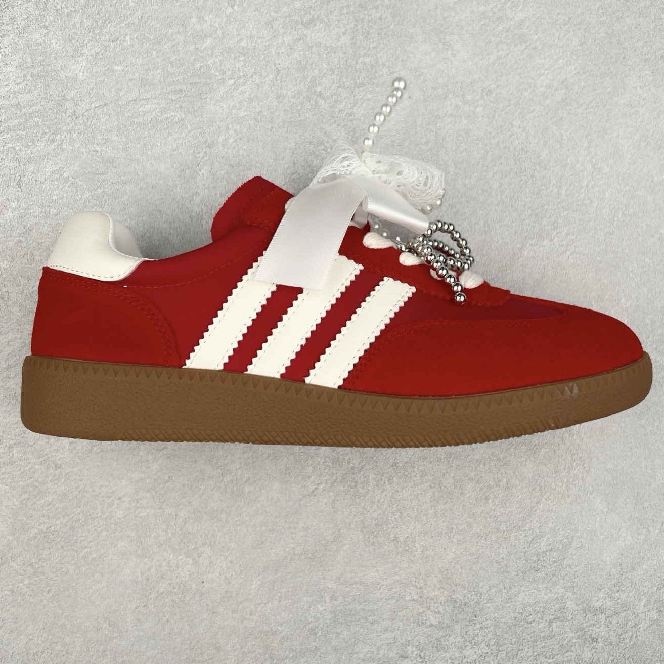 GG-CC 雷丝珍珠蝴蝶结德训鞋2.0系列阿甘复古风芭蕾舞鞋GGCC薄底百搭休闲运动鞋系列 #广东大厂品质 25ss春季新款 釆用今年最流行的#缎带蝴蝶结/珍珠鞋扣装饰 全手工拉帮工艺成型 反绒牛皮革拼接头层皮饰片鞋面材质 鞋身原装高密度防刮尼龙面料,极好柔软效果 双春日踏青舒适度和少女感 德训鞋界的白月光🌙 长时间走路和站立都不累脚 不管怎么搭配都好看 尺码：35 36 37 38 39 40-选品中心