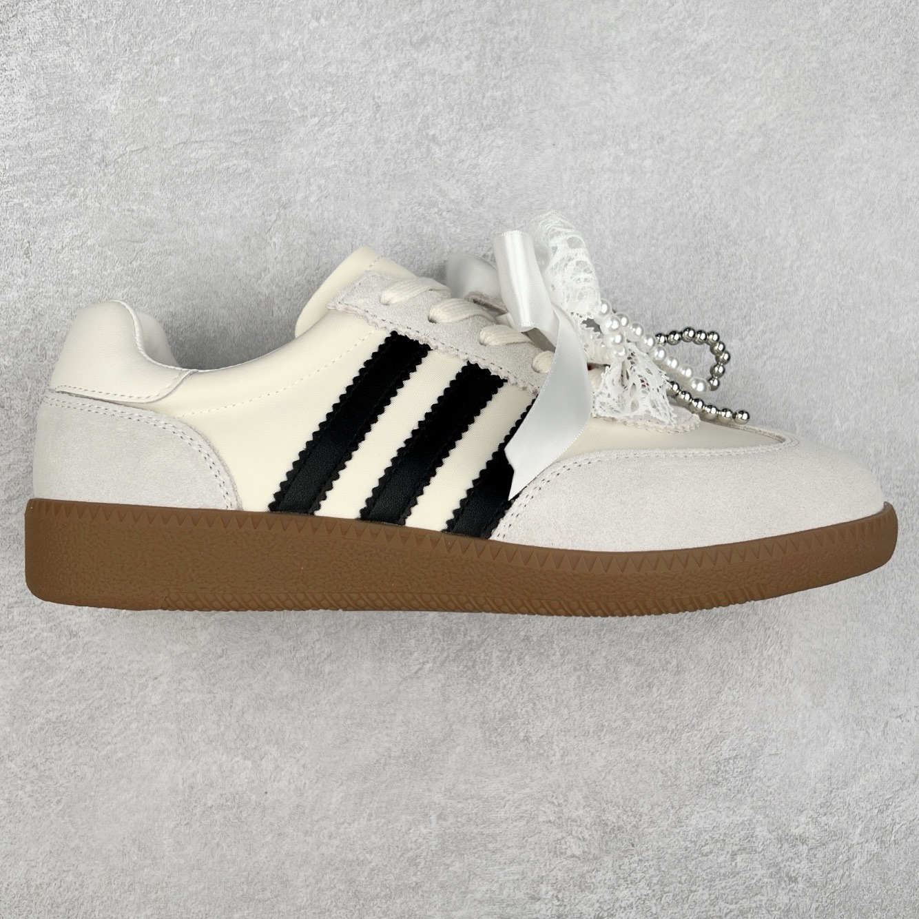 GG-CC 雷丝珍珠蝴蝶结德训鞋2.0系列阿甘复古风芭蕾舞鞋GGCC薄底百搭休闲运动鞋系列 #广东大厂品质 25ss春季新款 釆用今年最流行的#缎带蝴蝶结/珍珠鞋扣装饰 全手工拉帮工艺成型 反绒牛皮革拼接头层皮饰片鞋面材质 鞋身原装高密度防刮尼龙面料,极好柔软效果 双春日踏青舒适度和少女感 德训鞋界的白月光🌙 长时间走路和站立都不累脚 不管怎么搭配都好看 尺码:35 36 37 38 39 40-选品中心