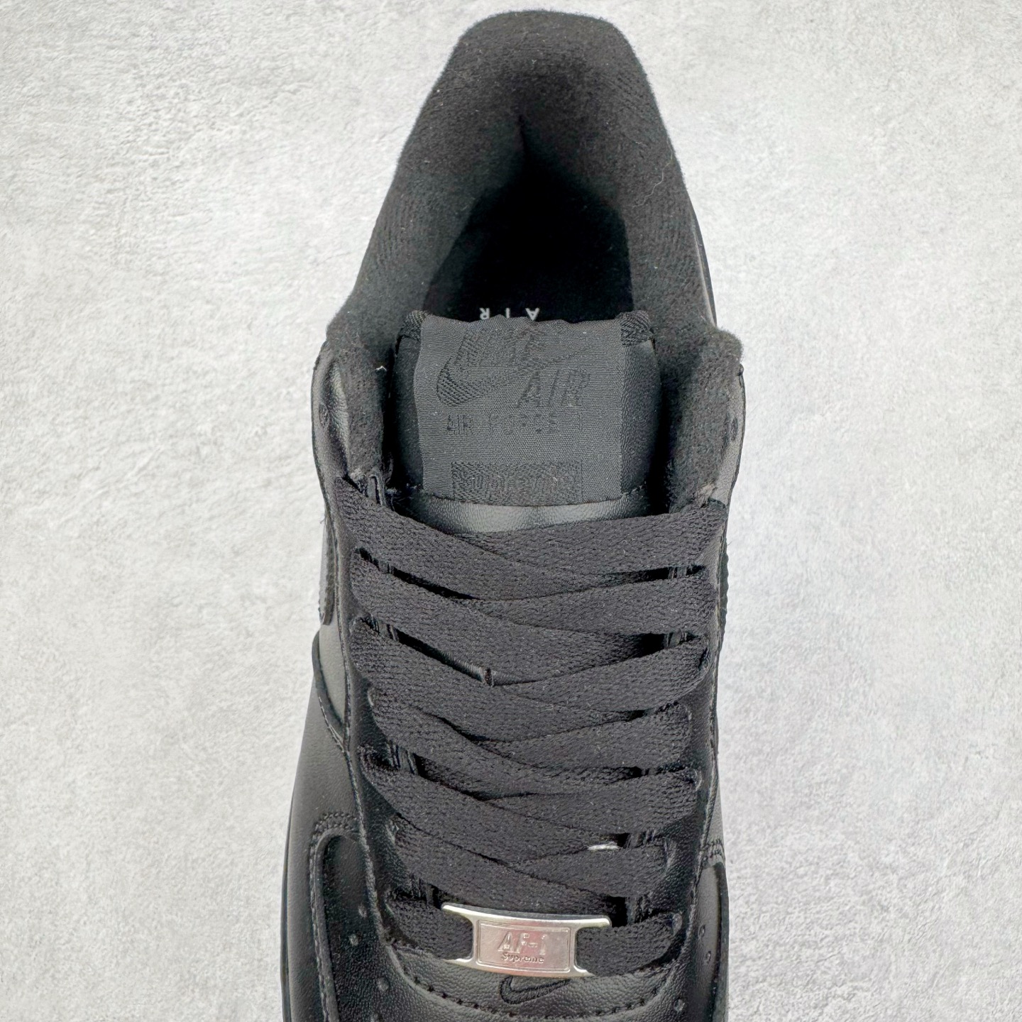 ＃福利特价‼️
Supreme X NK AIR Force 1 Low 空军一号联名 黑红 CU922