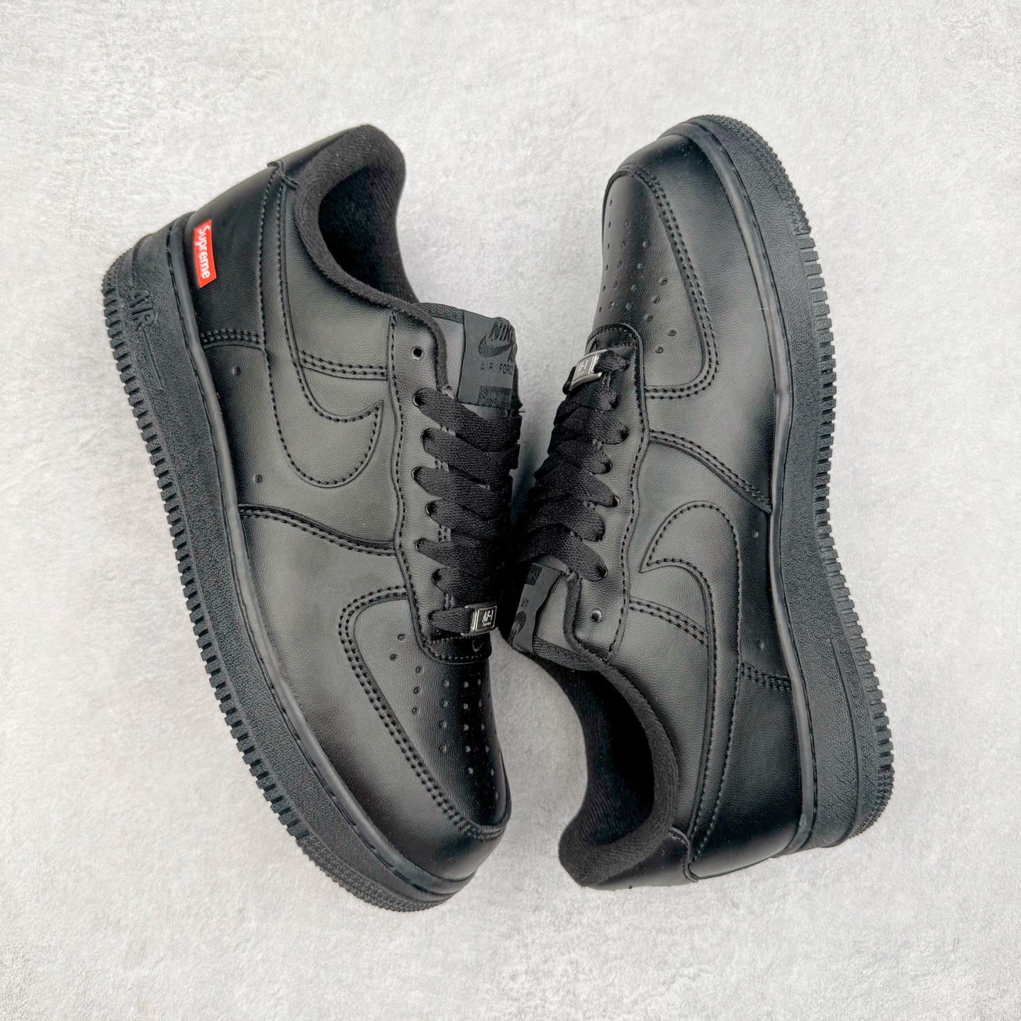 ＃福利特价‼️
Supreme X NK AIR Force 1 Low 空军一号联名 黑红 CU922