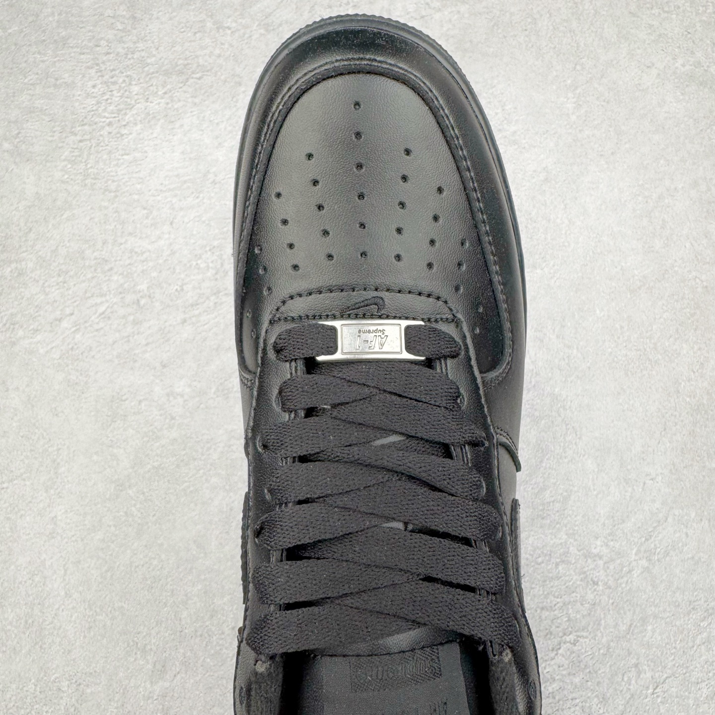 ＃福利特价‼️
Supreme X NK AIR Force 1 Low 空军一号联名 黑红 CU922