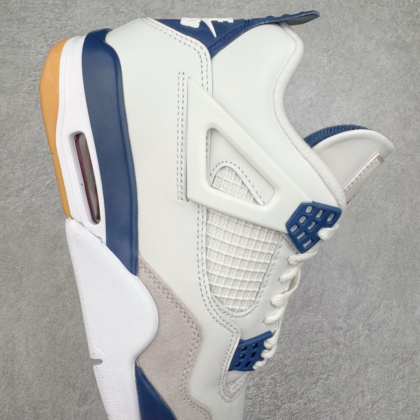 图片[6]-＃PK纯原 NK SB x Air Jordan AJ4 联名海军蓝 白蓝 DR5415-100 耗时半年巨作 全套原纸板楦头开发 原厂特供皮料加持 确保原汁原味 完美呈现四代版型 一比一鞋头弧度高度鞋身弧度 数据细节工艺流程均保持原鞋一致 原厂TPU网格鞋带扣 正确内里网布 菱角分明不变形无多余毛边 柔软性质感一致于原鞋 原厂织唛标 原厂飞人电绣工艺 尾指中部跳三针 独家绑鞋带手法 印刷中底布 四线拉帮 米色美纹纸贴合固定 进口港宝加持 后跟自然饱满 全鞋荧光划线卡点 追求极致完美 每一双都是工艺品 多重QC质检 超越公司货的品控标准 实实在在的免检产品 尺码：40 40.5 41 42 42.5 43 44 44.5 45 46 47.5-选品中心