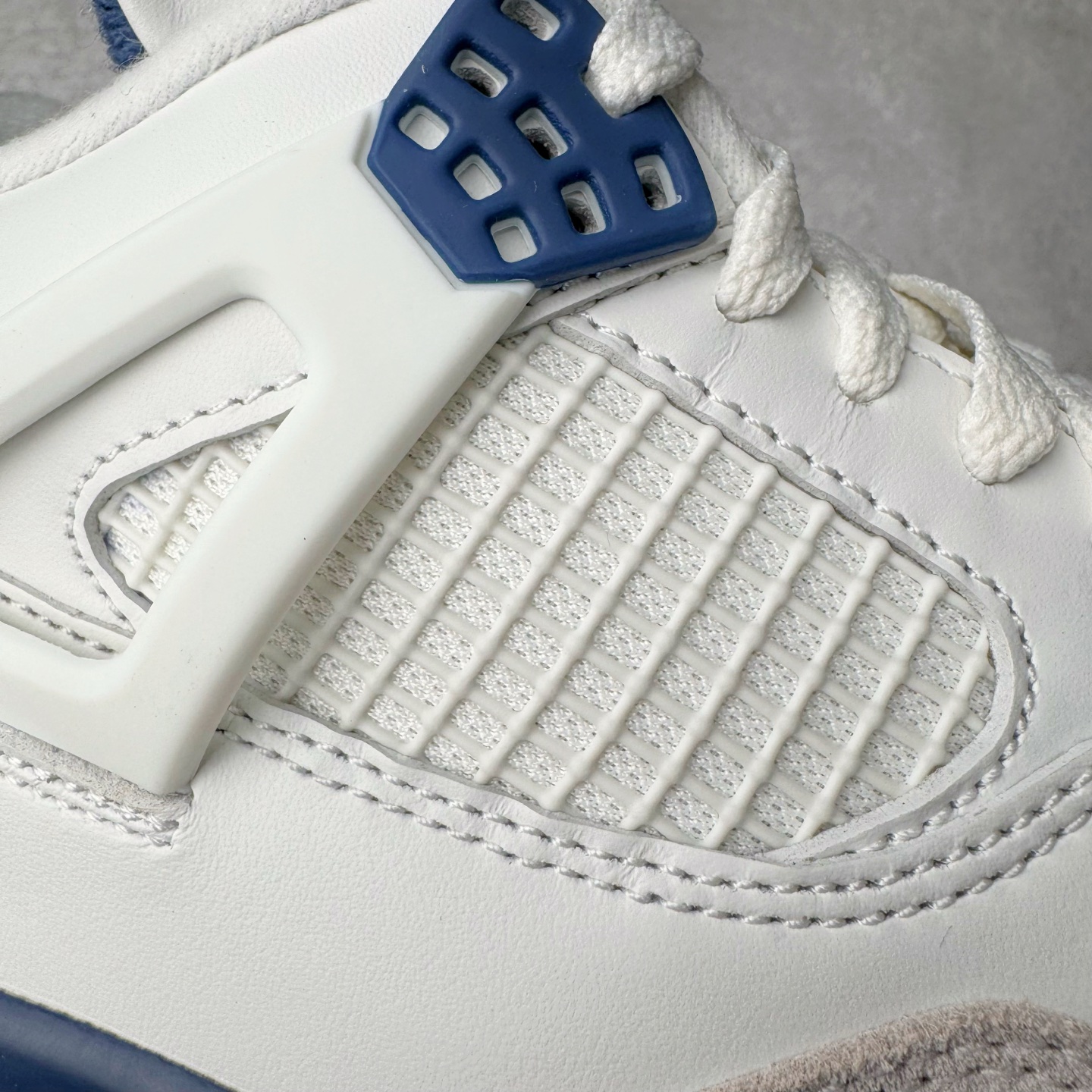 图片[15]-＃PK纯原 NK SB x Air Jordan AJ4 联名海军蓝 白蓝 DR5415-100 耗时半年巨作 全套原纸板楦头开发 原厂特供皮料加持 确保原汁原味 完美呈现四代版型 一比一鞋头弧度高度鞋身弧度 数据细节工艺流程均保持原鞋一致 原厂TPU网格鞋带扣 正确内里网布 菱角分明不变形无多余毛边 柔软性质感一致于原鞋 原厂织唛标 原厂飞人电绣工艺 尾指中部跳三针 独家绑鞋带手法 印刷中底布 四线拉帮 米色美纹纸贴合固定 进口港宝加持 后跟自然饱满 全鞋荧光划线卡点 追求极致完美 每一双都是工艺品 多重QC质检 超越公司货的品控标准 实实在在的免检产品 尺码：40 40.5 41 42 42.5 43 44 44.5 45 46 47.5-选品中心