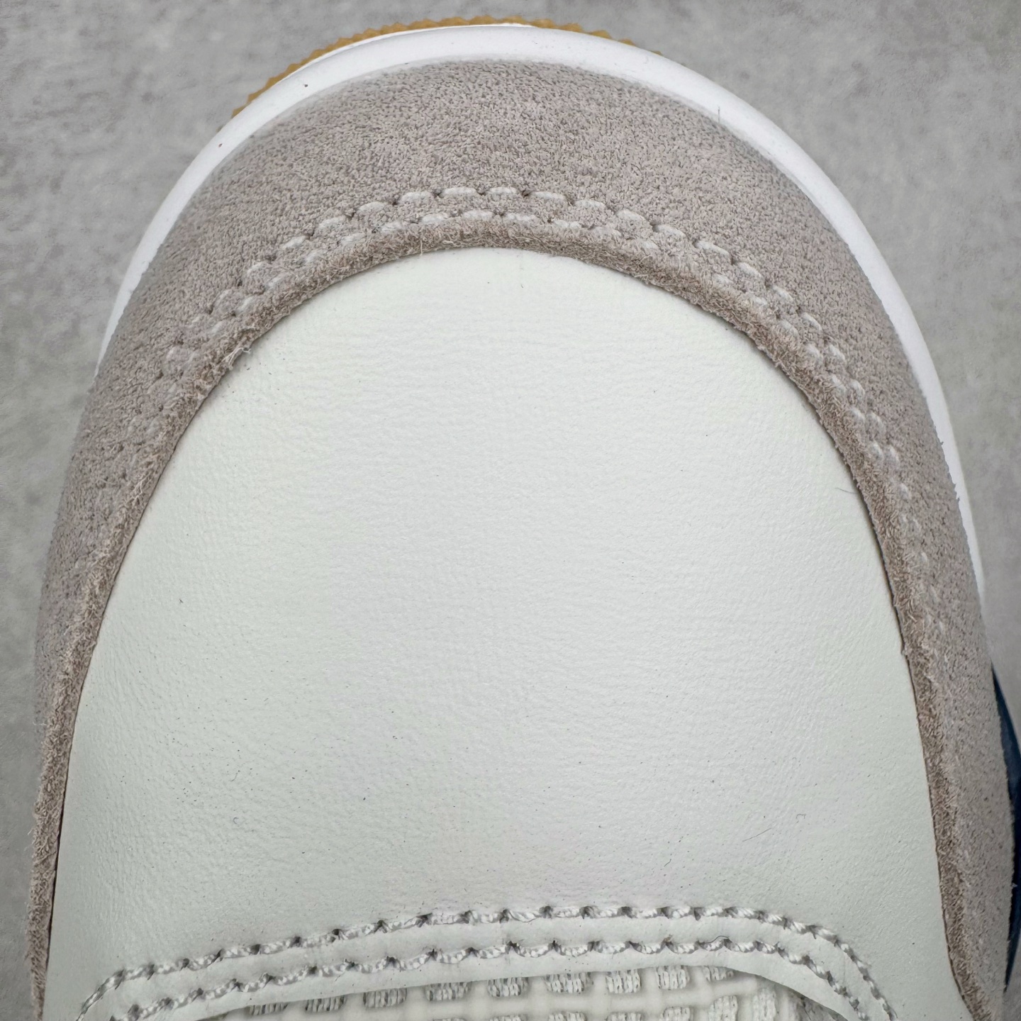 图片[13]-＃PK纯原 NK SB x Air Jordan AJ4 联名海军蓝 白蓝 DR5415-100 耗时半年巨作 全套原纸板楦头开发 原厂特供皮料加持 确保原汁原味 完美呈现四代版型 一比一鞋头弧度高度鞋身弧度 数据细节工艺流程均保持原鞋一致 原厂TPU网格鞋带扣 正确内里网布 菱角分明不变形无多余毛边 柔软性质感一致于原鞋 原厂织唛标 原厂飞人电绣工艺 尾指中部跳三针 独家绑鞋带手法 印刷中底布 四线拉帮 米色美纹纸贴合固定 进口港宝加持 后跟自然饱满 全鞋荧光划线卡点 追求极致完美 每一双都是工艺品 多重QC质检 超越公司货的品控标准 实实在在的免检产品 尺码：40 40.5 41 42 42.5 43 44 44.5 45 46 47.5-选品中心