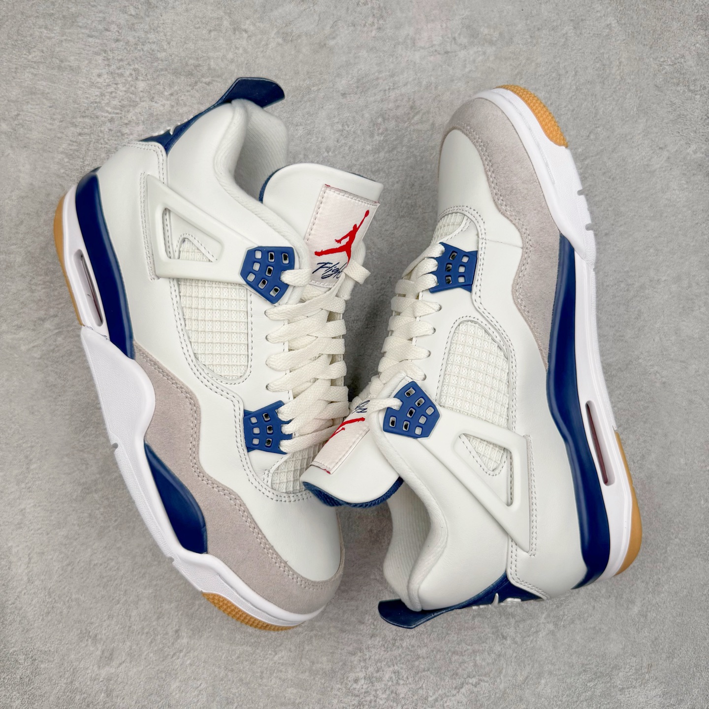 图片[3]-＃PK纯原 NK SB x Air Jordan AJ4 联名海军蓝 白蓝 DR5415-100 耗时半年巨作 全套原纸板楦头开发 原厂特供皮料加持 确保原汁原味 完美呈现四代版型 一比一鞋头弧度高度鞋身弧度 数据细节工艺流程均保持原鞋一致 原厂TPU网格鞋带扣 正确内里网布 菱角分明不变形无多余毛边 柔软性质感一致于原鞋 原厂织唛标 原厂飞人电绣工艺 尾指中部跳三针 独家绑鞋带手法 印刷中底布 四线拉帮 米色美纹纸贴合固定 进口港宝加持 后跟自然饱满 全鞋荧光划线卡点 追求极致完美 每一双都是工艺品 多重QC质检 超越公司货的品控标准 实实在在的免检产品 尺码：40 40.5 41 42 42.5 43 44 44.5 45 46 47.5-选品中心