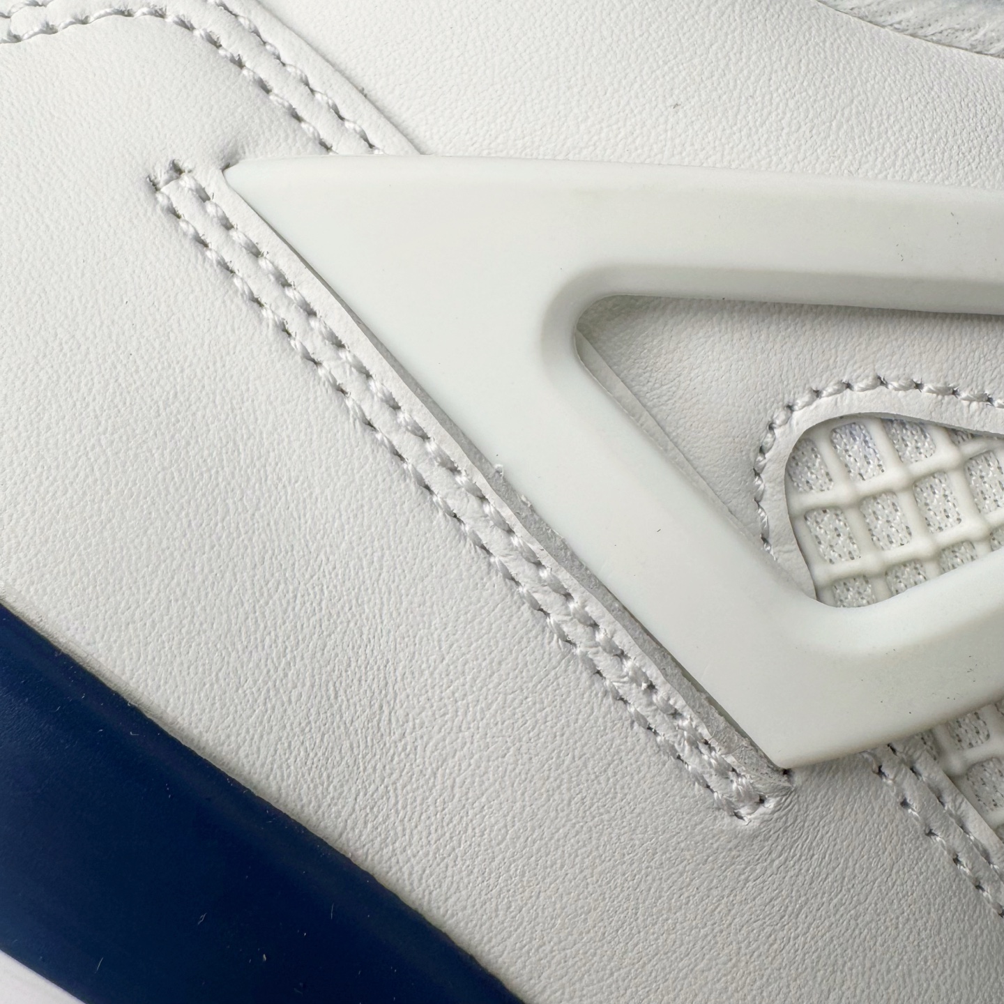 图片[17]-＃PK纯原 NK SB x Air Jordan AJ4 联名海军蓝 白蓝 DR5415-100 耗时半年巨作 全套原纸板楦头开发 原厂特供皮料加持 确保原汁原味 完美呈现四代版型 一比一鞋头弧度高度鞋身弧度 数据细节工艺流程均保持原鞋一致 原厂TPU网格鞋带扣 正确内里网布 菱角分明不变形无多余毛边 柔软性质感一致于原鞋 原厂织唛标 原厂飞人电绣工艺 尾指中部跳三针 独家绑鞋带手法 印刷中底布 四线拉帮 米色美纹纸贴合固定 进口港宝加持 后跟自然饱满 全鞋荧光划线卡点 追求极致完美 每一双都是工艺品 多重QC质检 超越公司货的品控标准 实实在在的免检产品 尺码：40 40.5 41 42 42.5 43 44 44.5 45 46 47.5-选品中心