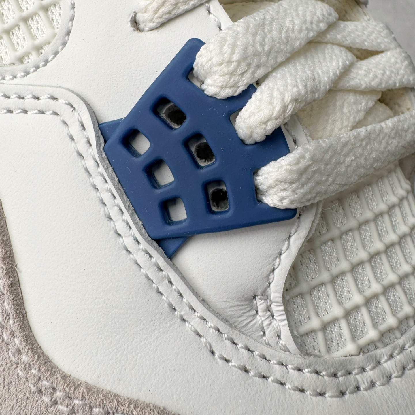 图片[14]-＃PK纯原 NK SB x Air Jordan AJ4 联名海军蓝 白蓝 DR5415-100 耗时半年巨作 全套原纸板楦头开发 原厂特供皮料加持 确保原汁原味 完美呈现四代版型 一比一鞋头弧度高度鞋身弧度 数据细节工艺流程均保持原鞋一致 原厂TPU网格鞋带扣 正确内里网布 菱角分明不变形无多余毛边 柔软性质感一致于原鞋 原厂织唛标 原厂飞人电绣工艺 尾指中部跳三针 独家绑鞋带手法 印刷中底布 四线拉帮 米色美纹纸贴合固定 进口港宝加持 后跟自然饱满 全鞋荧光划线卡点 追求极致完美 每一双都是工艺品 多重QC质检 超越公司货的品控标准 实实在在的免检产品 尺码：40 40.5 41 42 42.5 43 44 44.5 45 46 47.5-选品中心