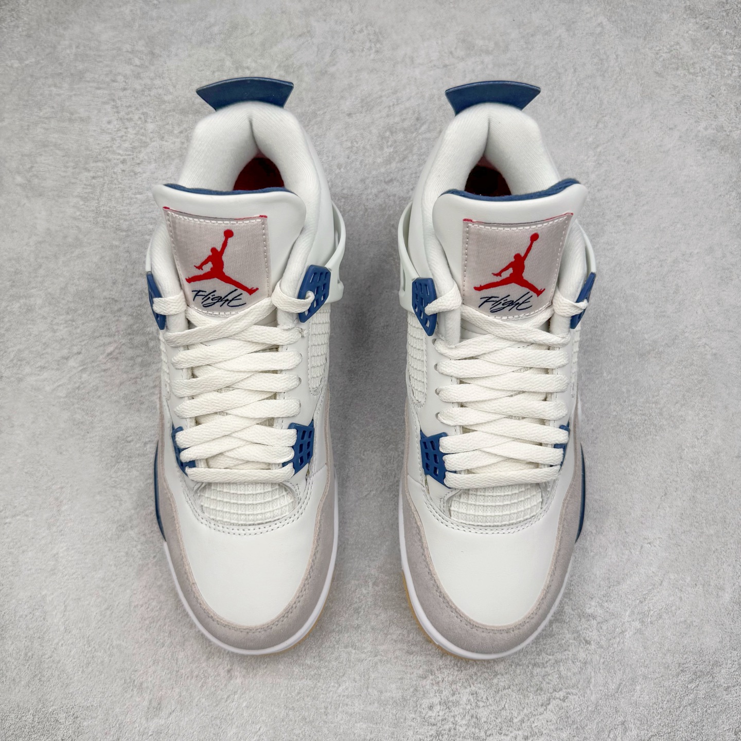 图片[2]-＃PK纯原 NK SB x Air Jordan AJ4 联名海军蓝 白蓝 DR5415-100 耗时半年巨作 全套原纸板楦头开发 原厂特供皮料加持 确保原汁原味 完美呈现四代版型 一比一鞋头弧度高度鞋身弧度 数据细节工艺流程均保持原鞋一致 原厂TPU网格鞋带扣 正确内里网布 菱角分明不变形无多余毛边 柔软性质感一致于原鞋 原厂织唛标 原厂飞人电绣工艺 尾指中部跳三针 独家绑鞋带手法 印刷中底布 四线拉帮 米色美纹纸贴合固定 进口港宝加持 后跟自然饱满 全鞋荧光划线卡点 追求极致完美 每一双都是工艺品 多重QC质检 超越公司货的品控标准 实实在在的免检产品 尺码：40 40.5 41 42 42.5 43 44 44.5 45 46 47.5-选品中心