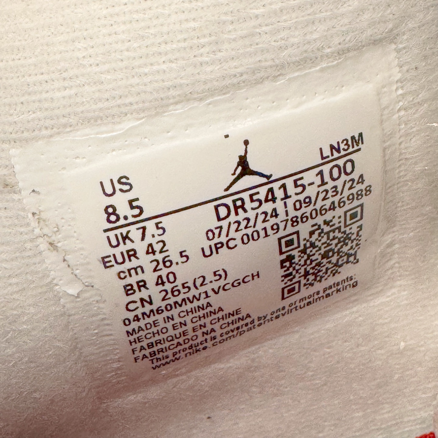 图片[11]-＃PK纯原 NK SB x Air Jordan AJ4 联名海军蓝 白蓝 DR5415-100 耗时半年巨作 全套原纸板楦头开发 原厂特供皮料加持 确保原汁原味 完美呈现四代版型 一比一鞋头弧度高度鞋身弧度 数据细节工艺流程均保持原鞋一致 原厂TPU网格鞋带扣 正确内里网布 菱角分明不变形无多余毛边 柔软性质感一致于原鞋 原厂织唛标 原厂飞人电绣工艺 尾指中部跳三针 独家绑鞋带手法 印刷中底布 四线拉帮 米色美纹纸贴合固定 进口港宝加持 后跟自然饱满 全鞋荧光划线卡点 追求极致完美 每一双都是工艺品 多重QC质检 超越公司货的品控标准 实实在在的免检产品 尺码：40 40.5 41 42 42.5 43 44 44.5 45 46 47.5-选品中心