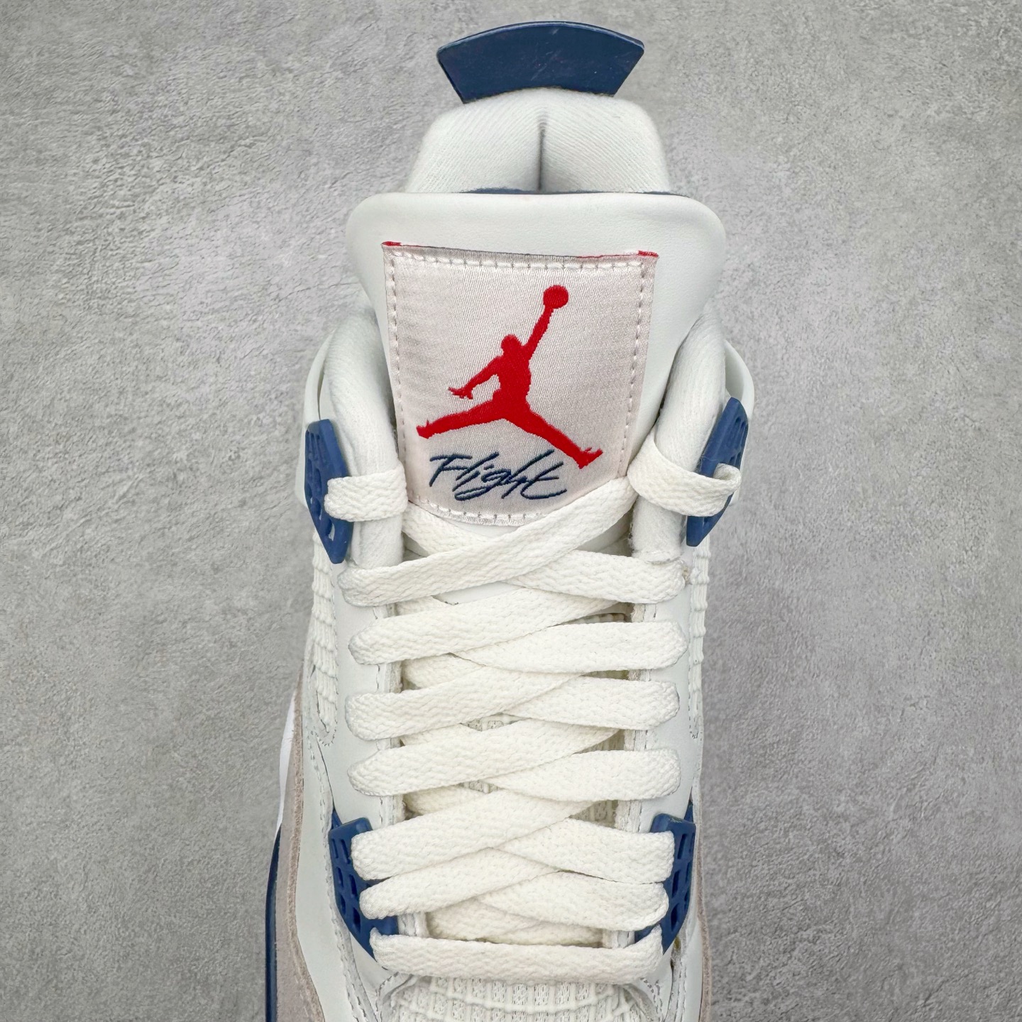 图片[5]-＃PK纯原 NK SB x Air Jordan AJ4 联名海军蓝 白蓝 DR5415-100 耗时半年巨作 全套原纸板楦头开发 原厂特供皮料加持 确保原汁原味 完美呈现四代版型 一比一鞋头弧度高度鞋身弧度 数据细节工艺流程均保持原鞋一致 原厂TPU网格鞋带扣 正确内里网布 菱角分明不变形无多余毛边 柔软性质感一致于原鞋 原厂织唛标 原厂飞人电绣工艺 尾指中部跳三针 独家绑鞋带手法 印刷中底布 四线拉帮 米色美纹纸贴合固定 进口港宝加持 后跟自然饱满 全鞋荧光划线卡点 追求极致完美 每一双都是工艺品 多重QC质检 超越公司货的品控标准 实实在在的免检产品 尺码：40 40.5 41 42 42.5 43 44 44.5 45 46 47.5-选品中心