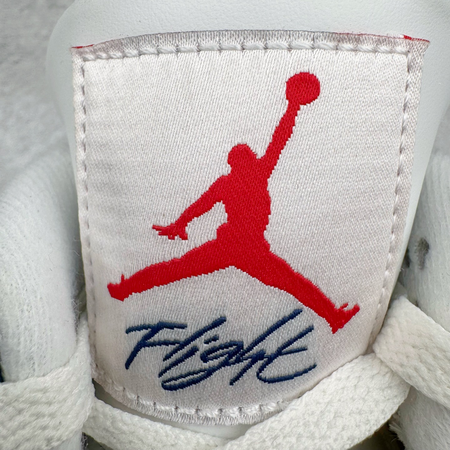 图片[12]-＃PK纯原 NK SB x Air Jordan AJ4 联名海军蓝 白蓝 DR5415-100 耗时半年巨作 全套原纸板楦头开发 原厂特供皮料加持 确保原汁原味 完美呈现四代版型 一比一鞋头弧度高度鞋身弧度 数据细节工艺流程均保持原鞋一致 原厂TPU网格鞋带扣 正确内里网布 菱角分明不变形无多余毛边 柔软性质感一致于原鞋 原厂织唛标 原厂飞人电绣工艺 尾指中部跳三针 独家绑鞋带手法 印刷中底布 四线拉帮 米色美纹纸贴合固定 进口港宝加持 后跟自然饱满 全鞋荧光划线卡点 追求极致完美 每一双都是工艺品 多重QC质检 超越公司货的品控标准 实实在在的免检产品 尺码：40 40.5 41 42 42.5 43 44 44.5 45 46 47.5-选品中心