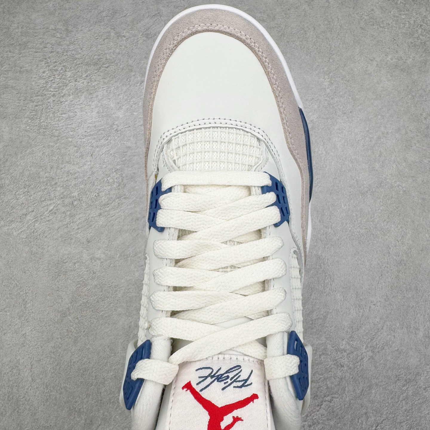 图片[4]-＃PK纯原 NK SB x Air Jordan AJ4 联名海军蓝 白蓝 DR5415-100 耗时半年巨作 全套原纸板楦头开发 原厂特供皮料加持 确保原汁原味 完美呈现四代版型 一比一鞋头弧度高度鞋身弧度 数据细节工艺流程均保持原鞋一致 原厂TPU网格鞋带扣 正确内里网布 菱角分明不变形无多余毛边 柔软性质感一致于原鞋 原厂织唛标 原厂飞人电绣工艺 尾指中部跳三针 独家绑鞋带手法 印刷中底布 四线拉帮 米色美纹纸贴合固定 进口港宝加持 后跟自然饱满 全鞋荧光划线卡点 追求极致完美 每一双都是工艺品 多重QC质检 超越公司货的品控标准 实实在在的免检产品 尺码：40 40.5 41 42 42.5 43 44 44.5 45 46 47.5-选品中心