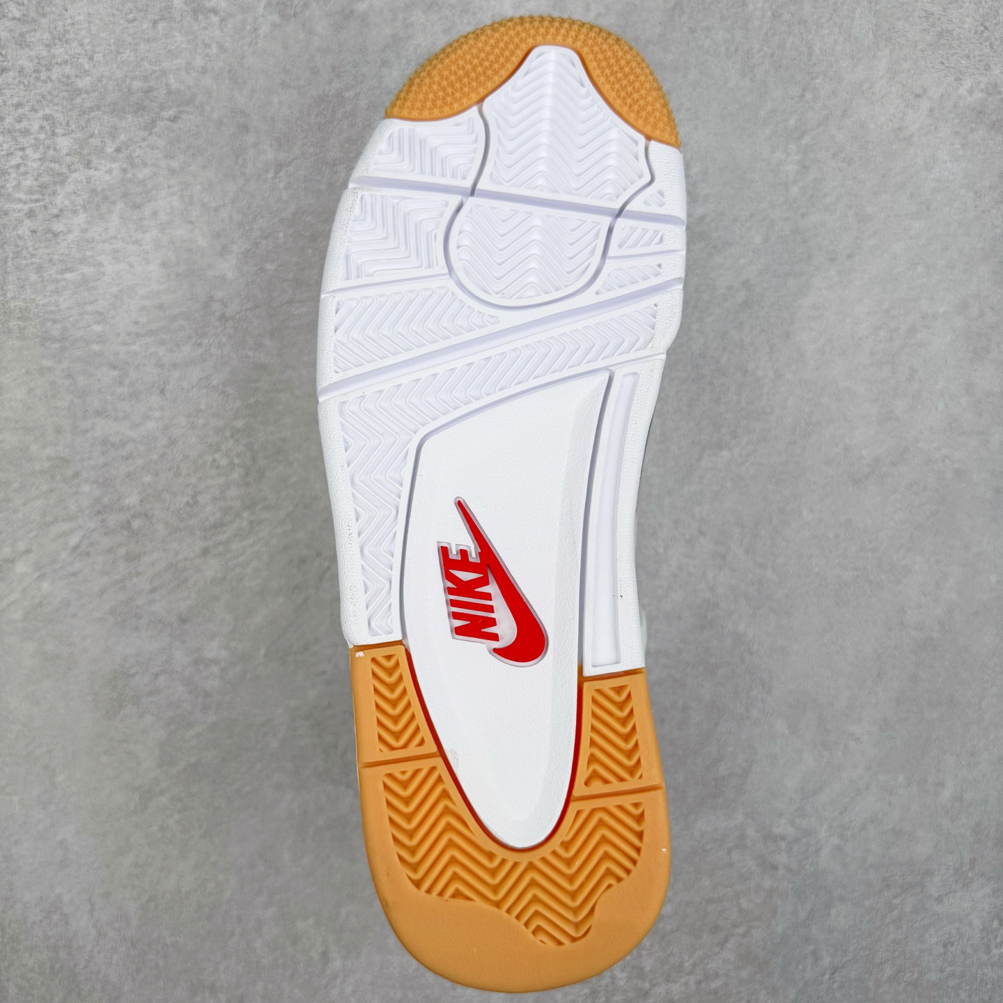 图片[9]-＃PK纯原 NK SB x Air Jordan AJ4 联名海军蓝 白蓝 DR5415-100 耗时半年巨作 全套原纸板楦头开发 原厂特供皮料加持 确保原汁原味 完美呈现四代版型 一比一鞋头弧度高度鞋身弧度 数据细节工艺流程均保持原鞋一致 原厂TPU网格鞋带扣 正确内里网布 菱角分明不变形无多余毛边 柔软性质感一致于原鞋 原厂织唛标 原厂飞人电绣工艺 尾指中部跳三针 独家绑鞋带手法 印刷中底布 四线拉帮 米色美纹纸贴合固定 进口港宝加持 后跟自然饱满 全鞋荧光划线卡点 追求极致完美 每一双都是工艺品 多重QC质检 超越公司货的品控标准 实实在在的免检产品 尺码：40 40.5 41 42 42.5 43 44 44.5 45 46 47.5-选品中心